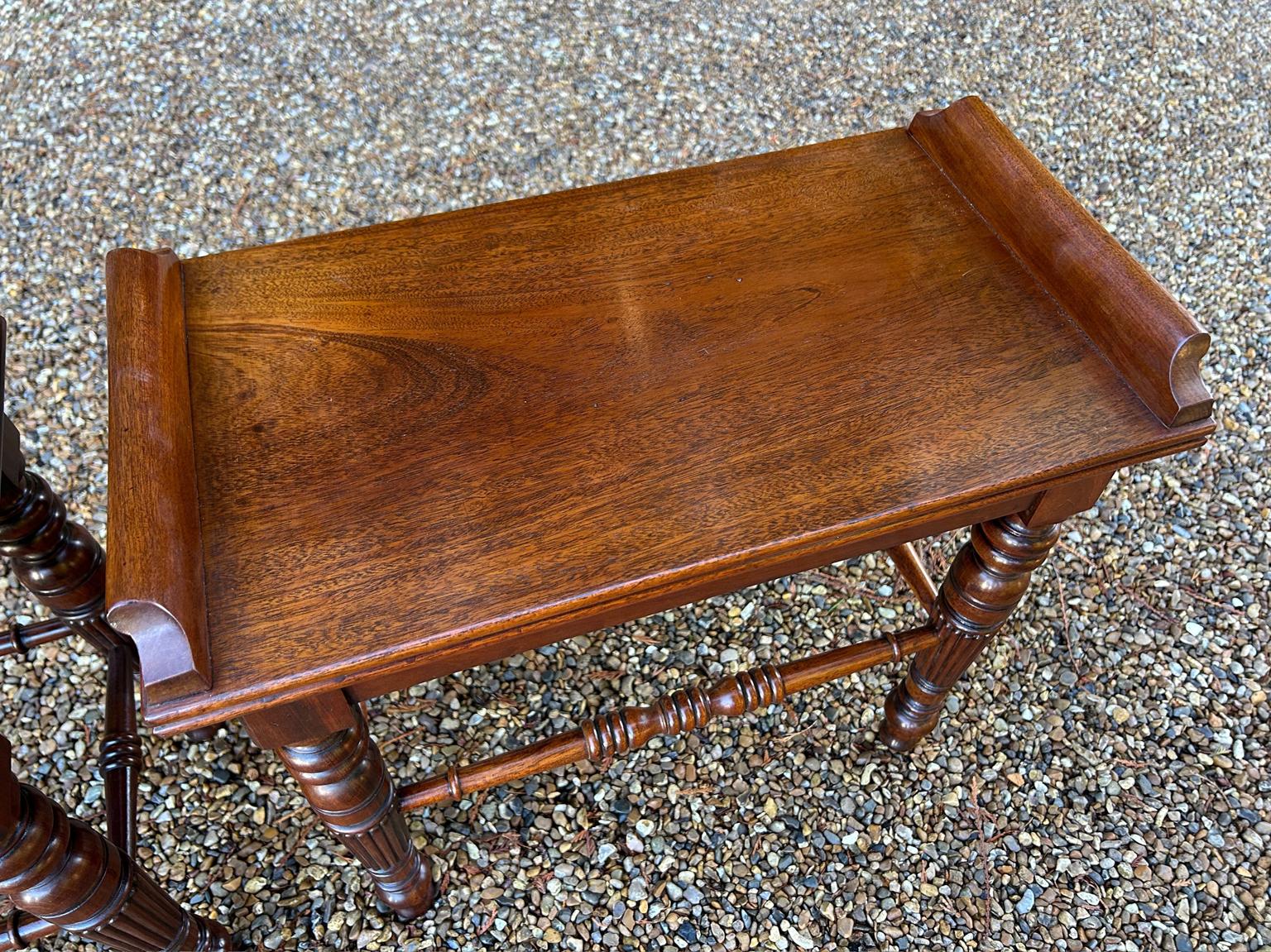 Paire de tabourets d'entrée / de fenêtre en acajou du 19e siècle en vente 1