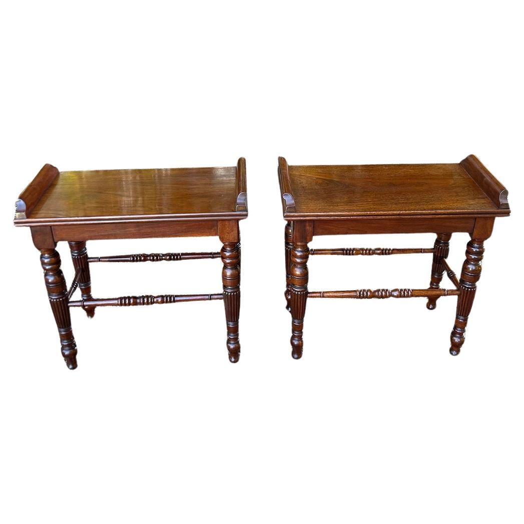 Paire de tabourets d'entrée / de fenêtre en acajou du 19e siècle