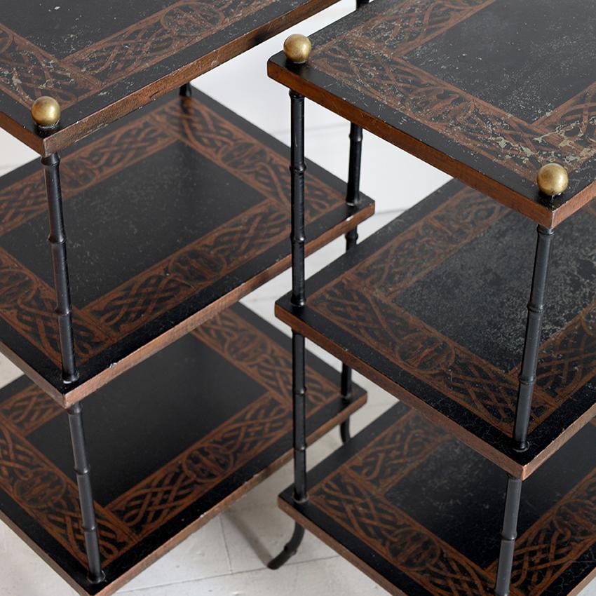 Paire d'étagères à trois niveaux avec des étagères décorées soutenues par des pieds tournés en faux bambou. Attribué à l'éminent atelier français Maison Jansen, vers la fin du XIXe siècle.

La Maison Jansen était une maison de décoration d'intérieur