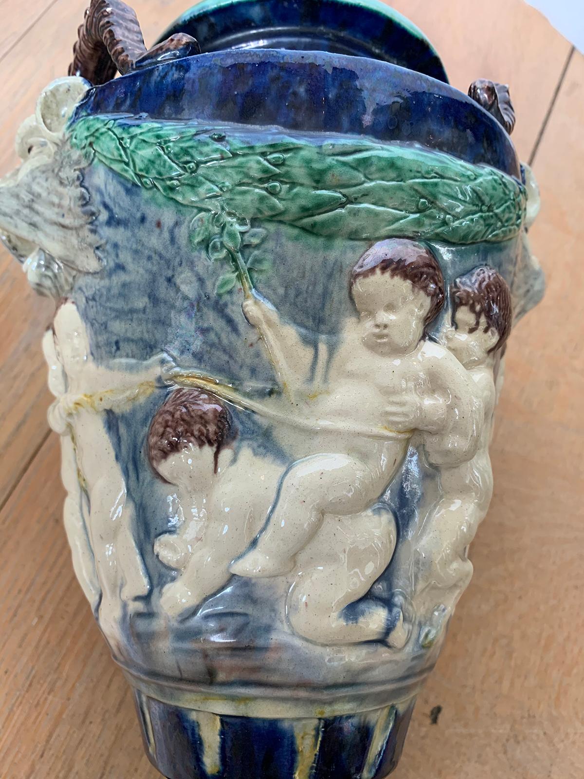 Coppia di urne in maiolica del XIX secolo con scene della mitologia greca in vendita 6