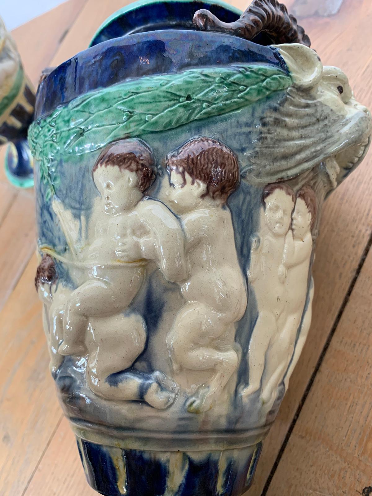 Coppia di urne in maiolica del XIX secolo con scene della mitologia greca in vendita 7
