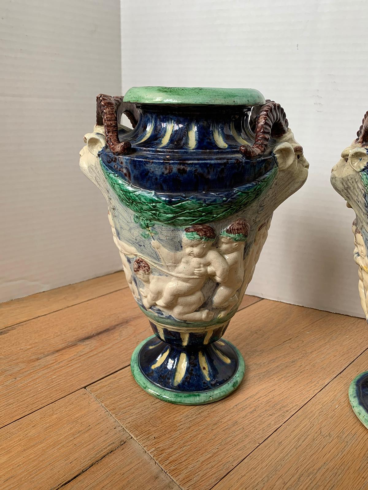 Coppia di urne in maiolica del XIX secolo con scene della mitologia greca in vendita 9