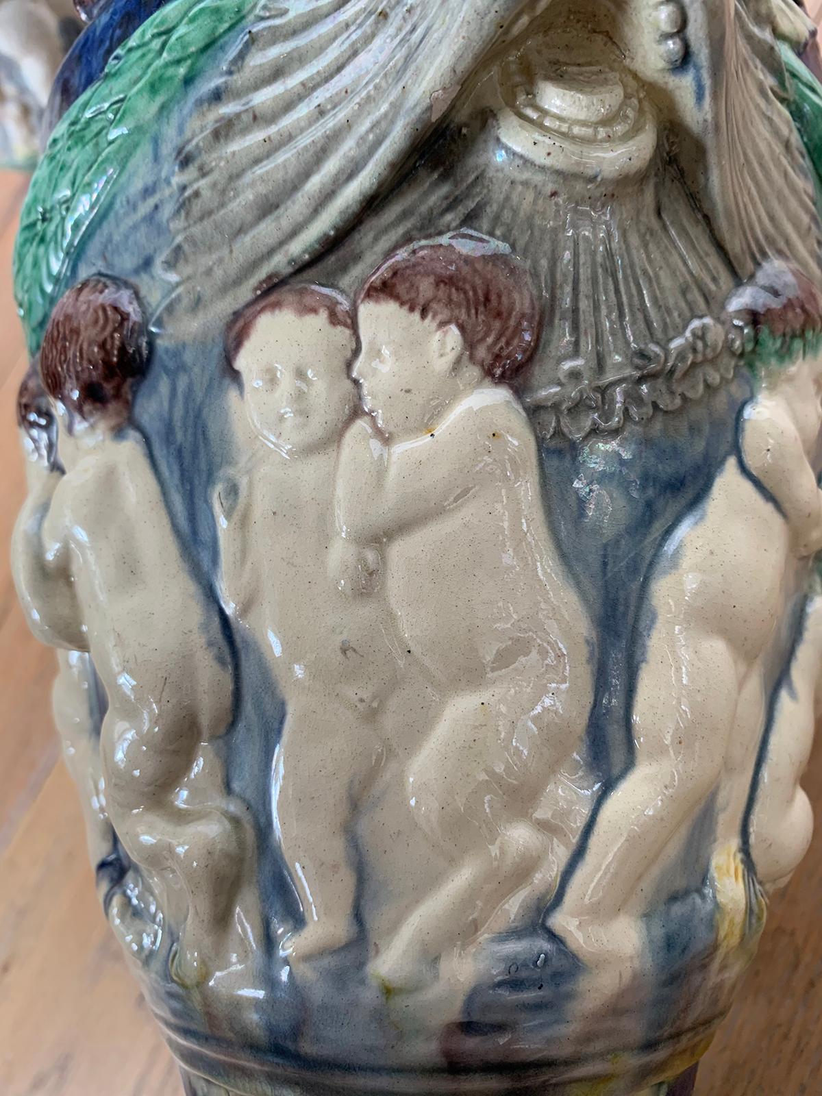 Coppia di urne in maiolica del XIX secolo con scene della mitologia greca in vendita 10