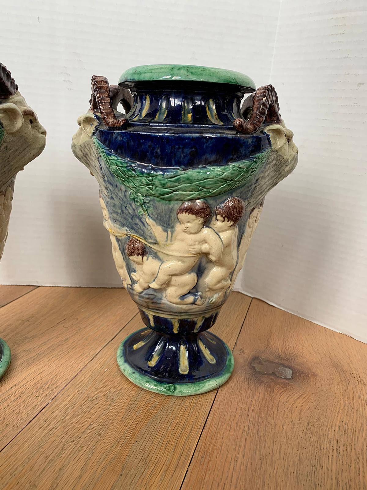 Coppia di urne in maiolica del XIX secolo con scene della mitologia greca in vendita 11