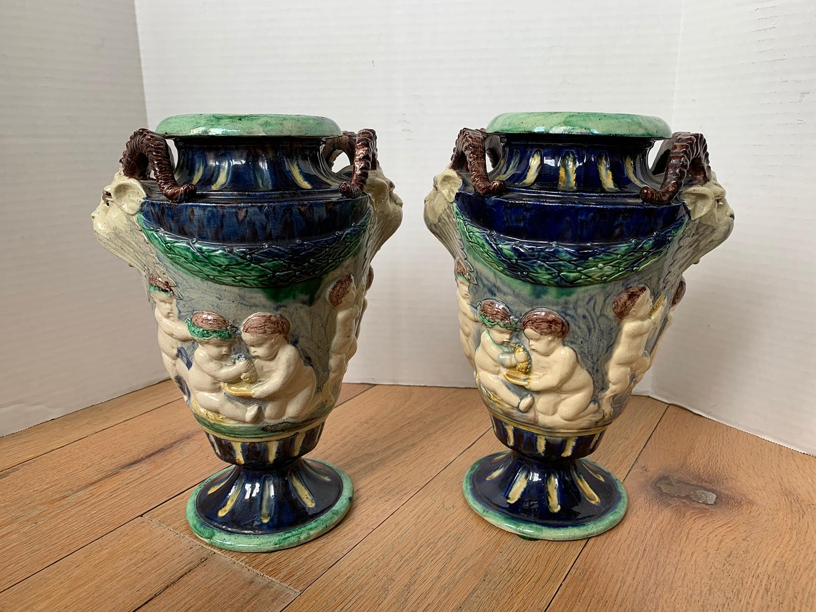Coppia di urne in maiolica del XIX secolo con teste di tegame e scene della mitologia greca. Dalla proprietà di Fanny Cocke.