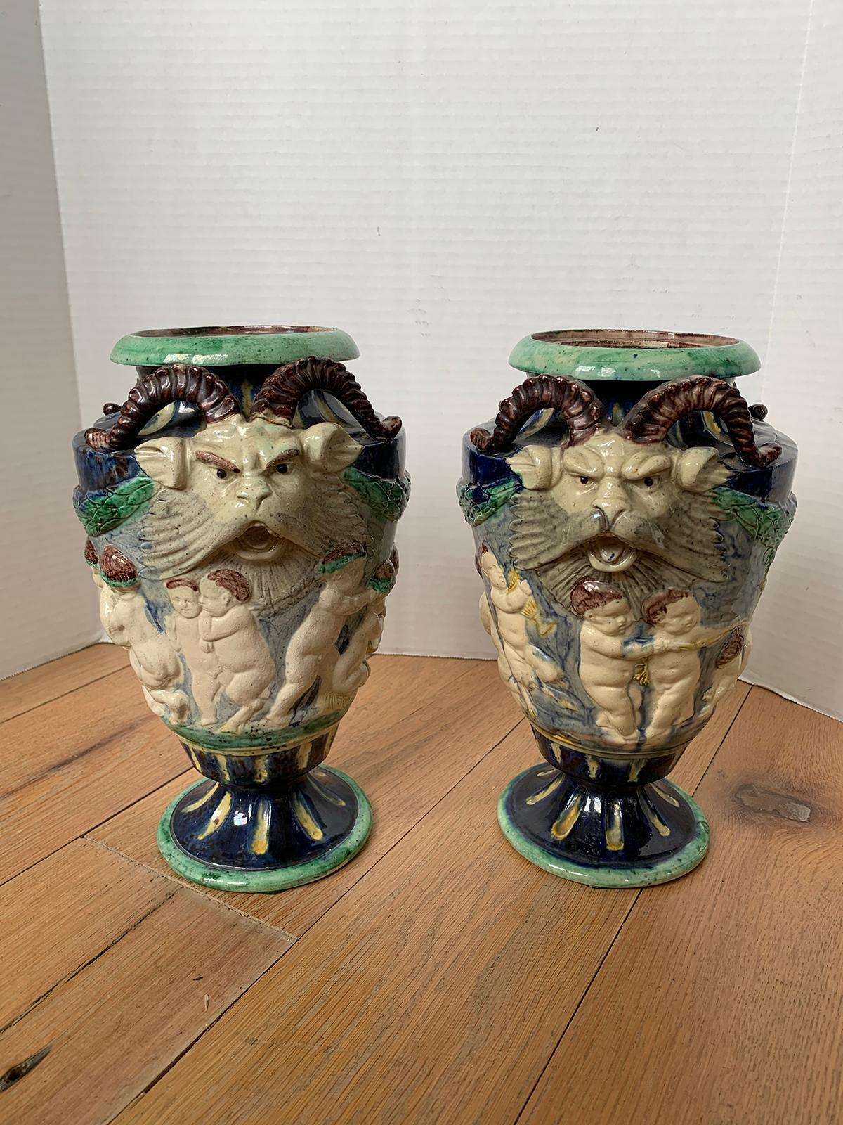 Majolica Coppia di urne in maiolica del XIX secolo con scene della mitologia greca in vendita