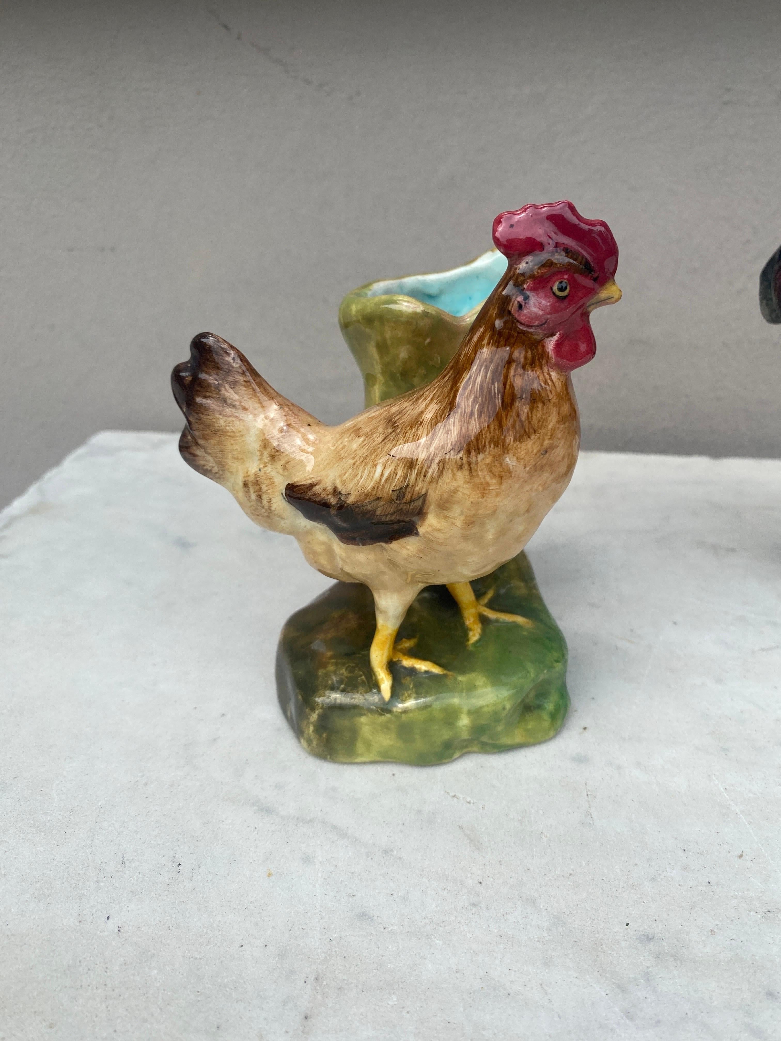 Country Coppia di vasi in maiolica del XIX secolo con gallo e gallina Delphin Massier in vendita