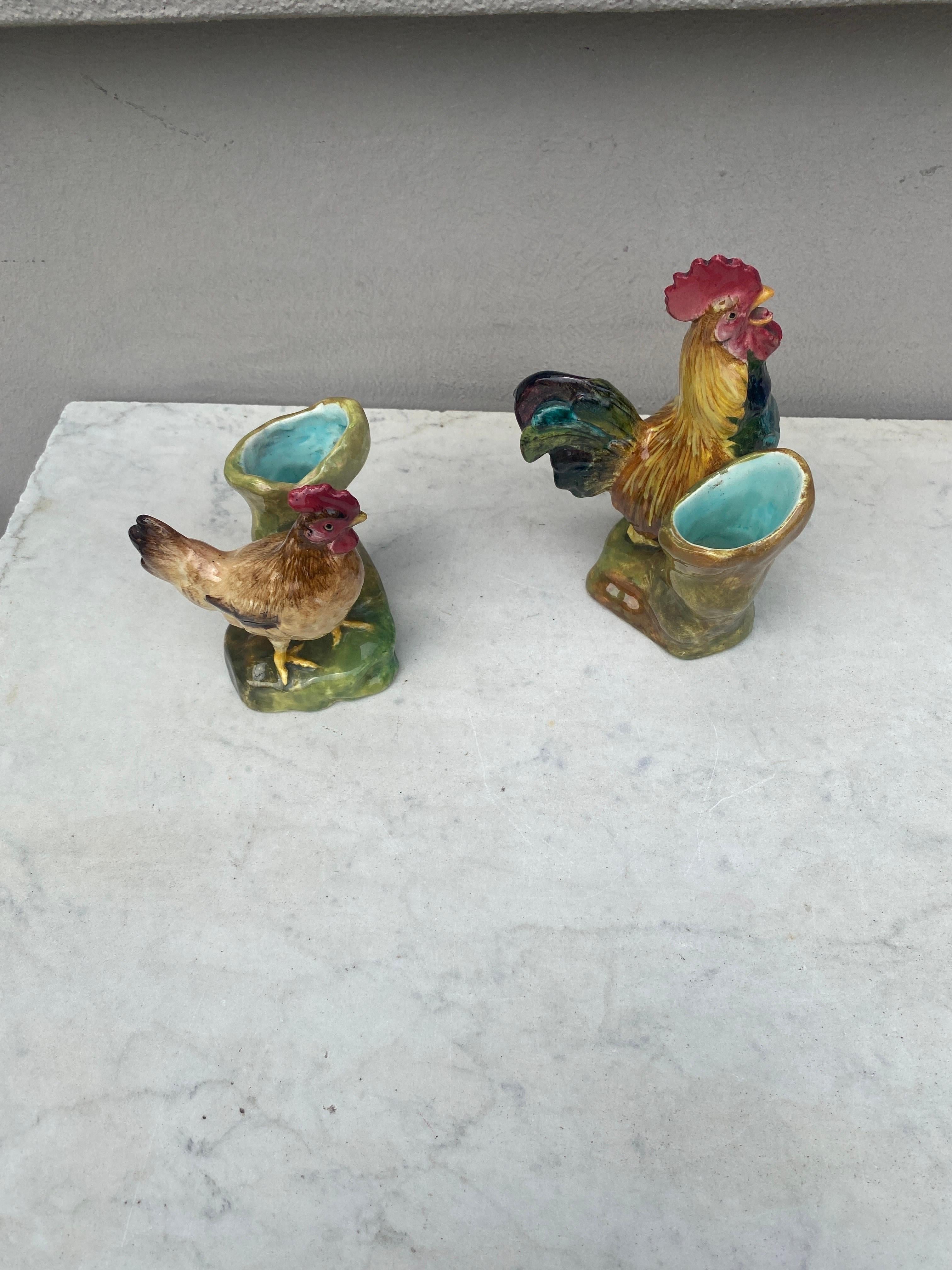 Coppia di vasi in maiolica del XIX secolo con gallo e gallina Delphin Massier In condizioni buone in vendita a Austin, TX