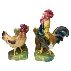 Pareja de jarrones de mayólica del siglo XIX con gallo y gallina Delphin Massier