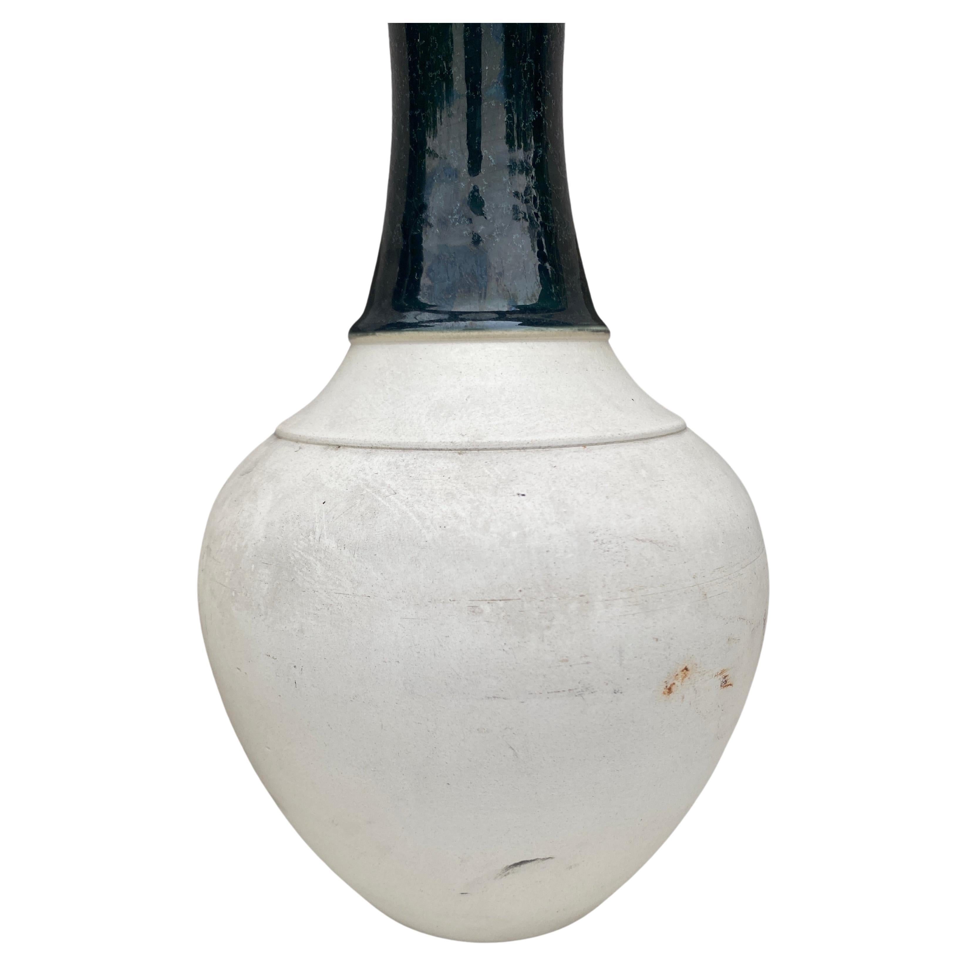 Coppia di vasi in maiolica del XIX secolo firmati Choisy-le-Roi.
La manifattura di Choisy le Roi era una delle più importanti alla fine del XIX secolo e produceva ceramiche di altissima qualità di tutti i tipi, come la maiolica.