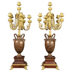 Paar französische Ferdinand Barbedienne-Kerzenständer aus Marmor und Bronze aus dem 19. Jahrhundert