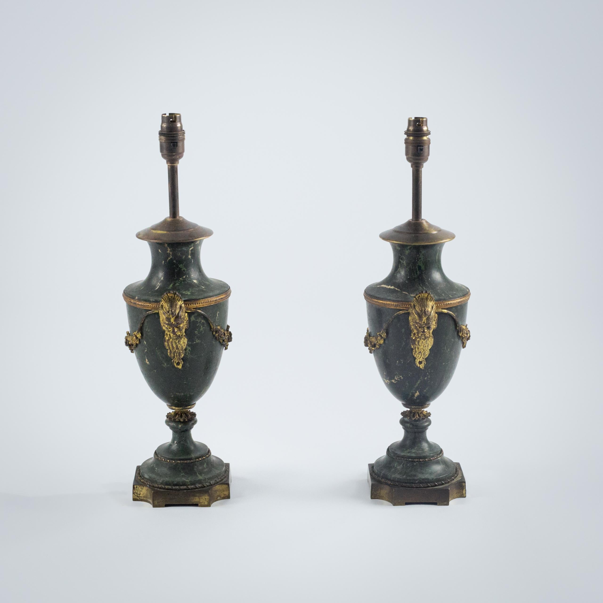 Impresionante Pareja de Urnas Neoclásicas de Mármol y Bronce Dorado como Lámparas

Recableado en flexo de estilo antiguo y prueba PAT

Italia Circa 1880.