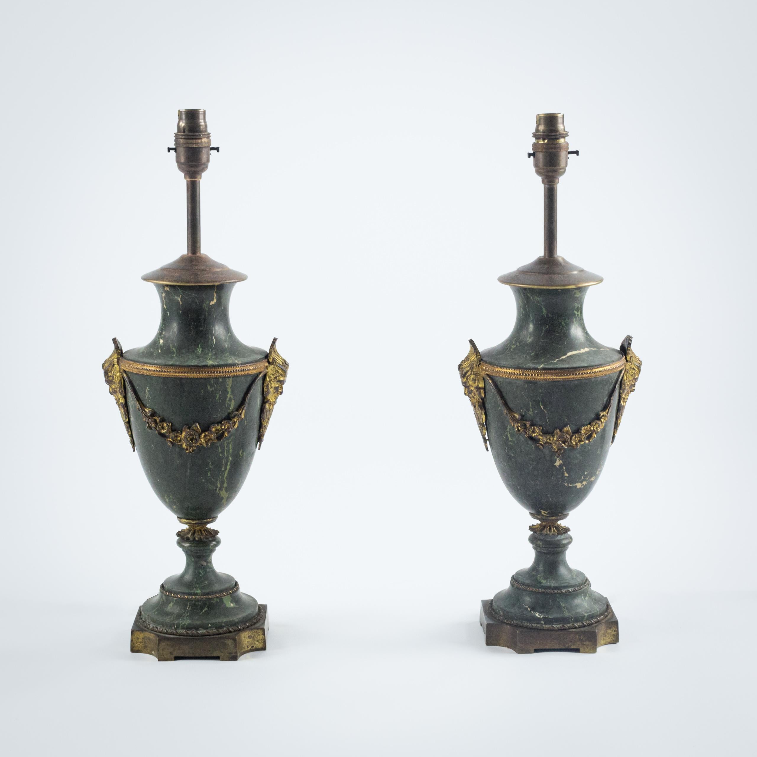 Pareja de urnas neoclásicas de mármol y bronce del siglo XIX a modo de lámparas Francés en venta