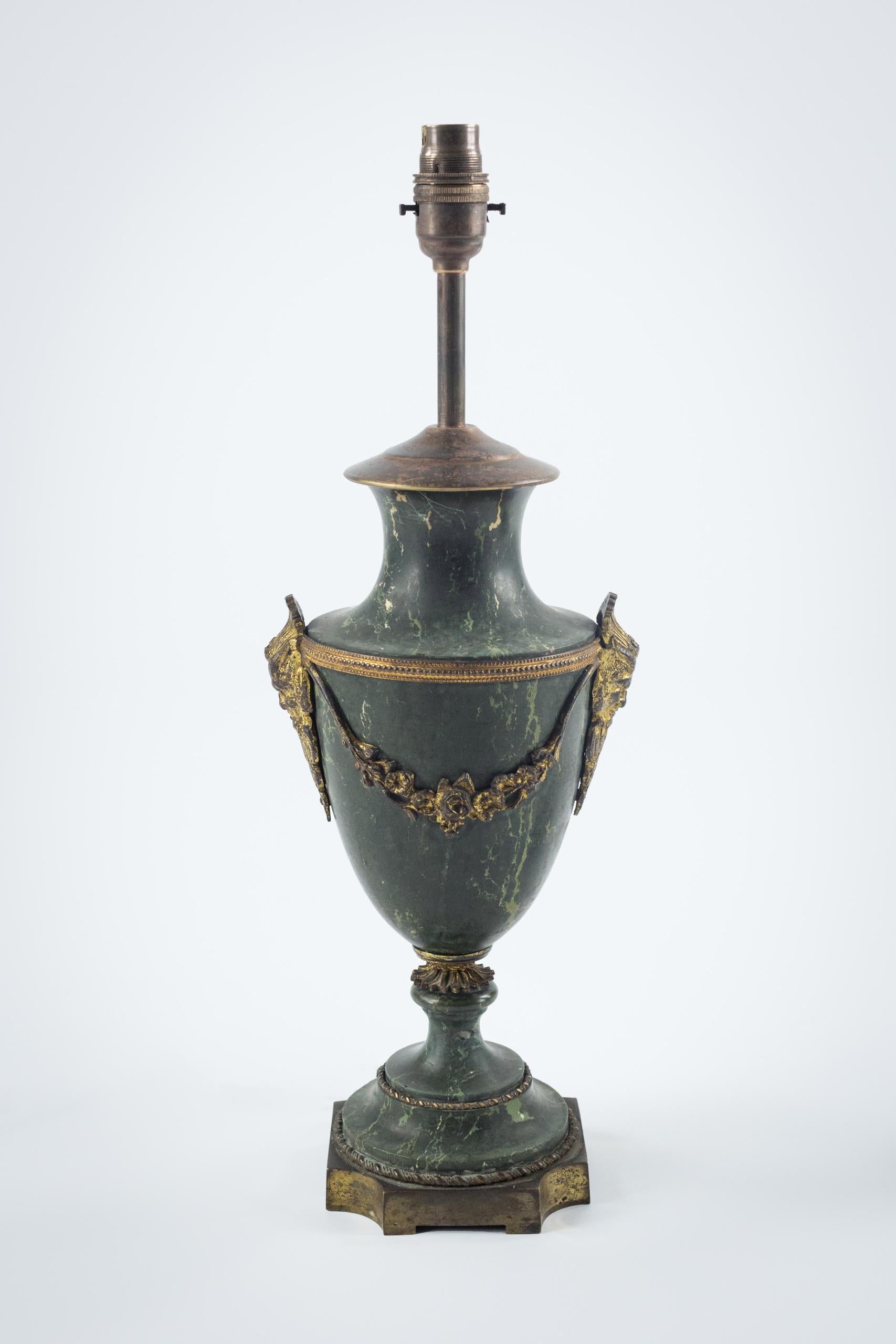 Pareja de urnas neoclásicas de mármol y bronce del siglo XIX a modo de lámparas en Bueno estado para la venta en Pease pottage, West Sussex