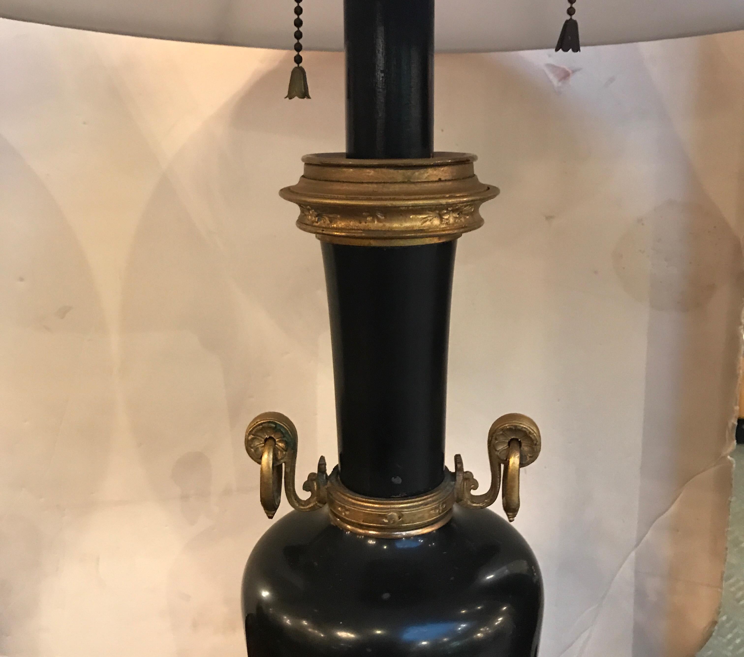 Paire d'urnes avec garnitures en marbre et bronze doré du 19ème siècle transformées en lampes Bon état - En vente à Lambertville, NJ