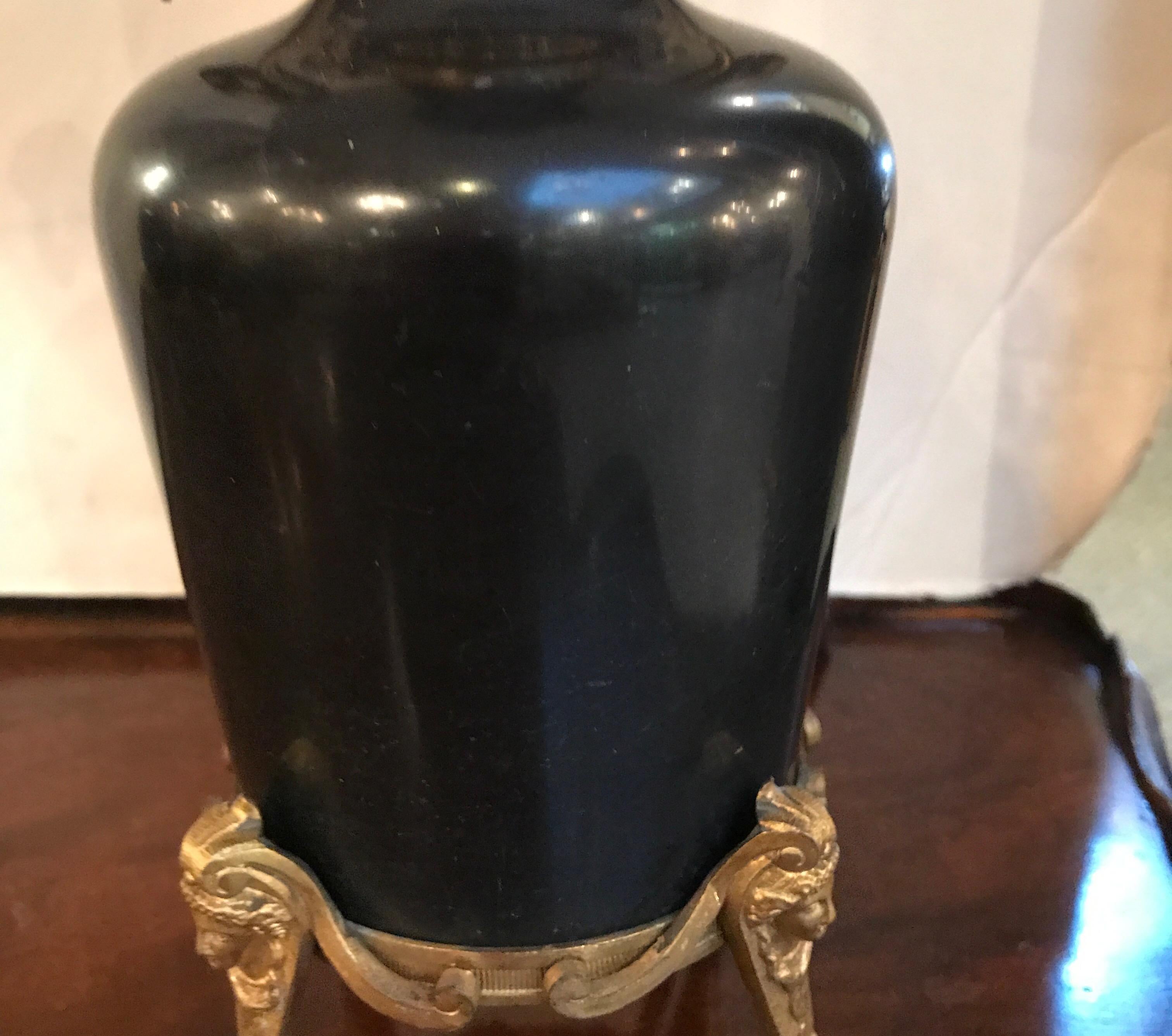 Urnen aus Marmor und Goldbronze des 19. Jahrhunderts, jetzt als Lampen, Paar im Angebot 1