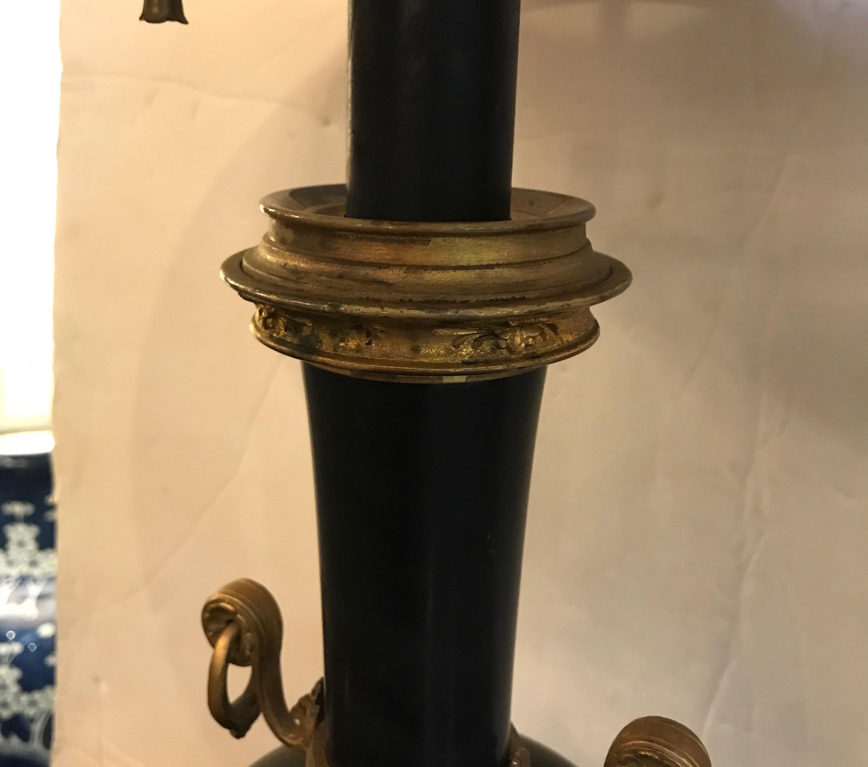 Urnen aus Marmor und Goldbronze des 19. Jahrhunderts, jetzt als Lampen, Paar im Angebot 2