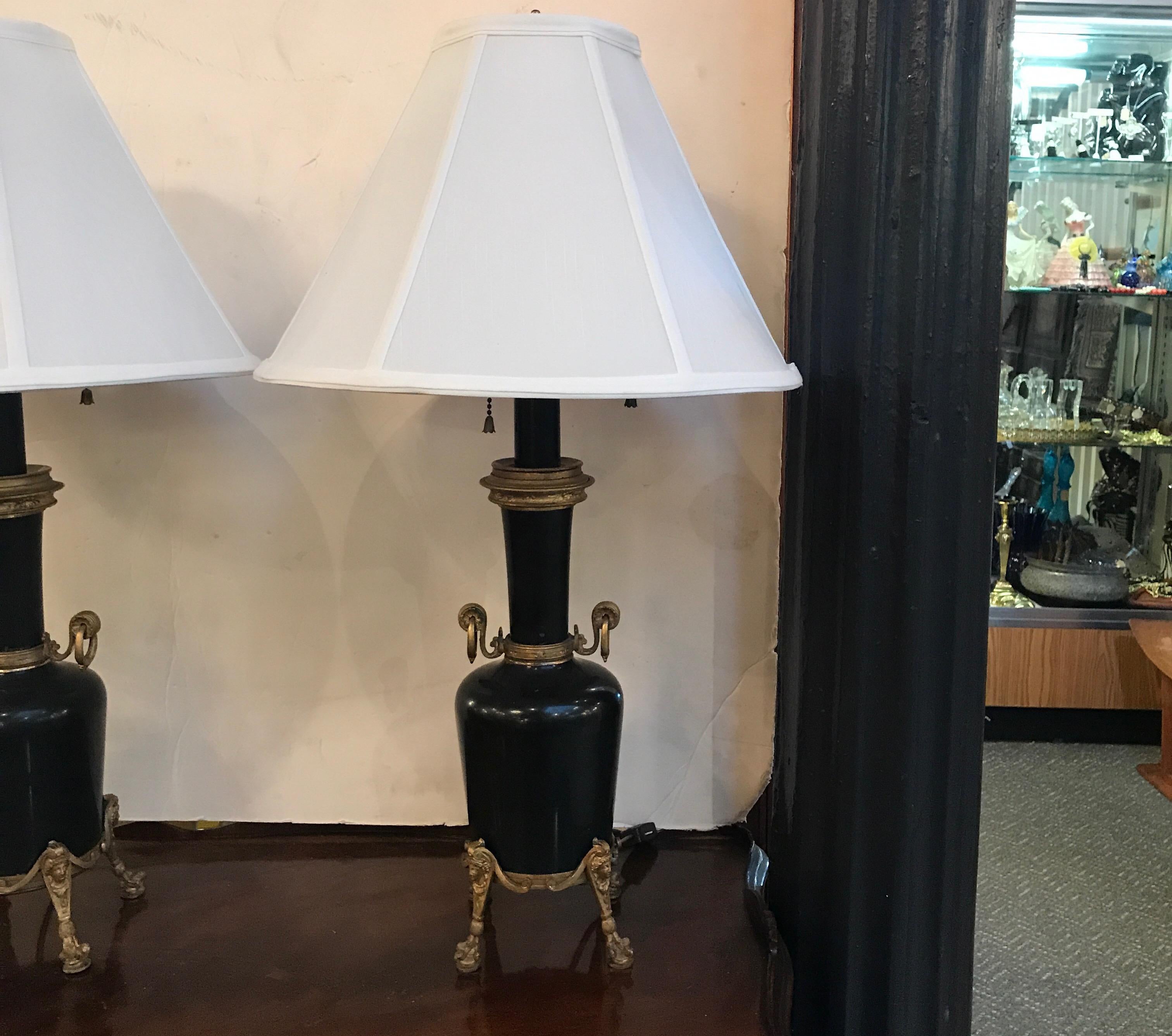 Paire d'urnes avec garnitures en marbre et bronze doré du 19ème siècle transformées en lampes en vente 2