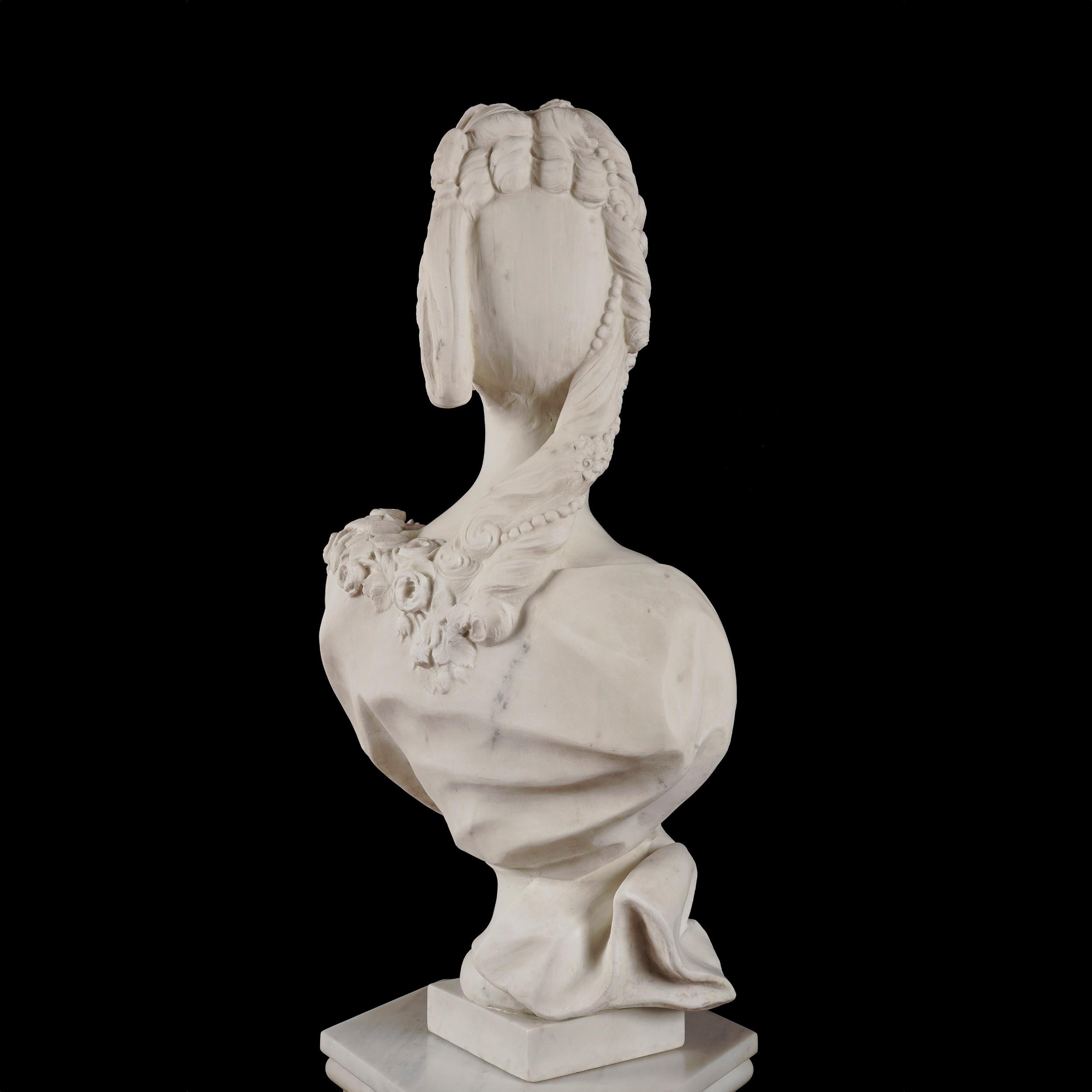 Néo-classique Paire de bustes en marbre du 19ème siècle représentant des figures royales françaises sur des piédestaux en marbre en vente