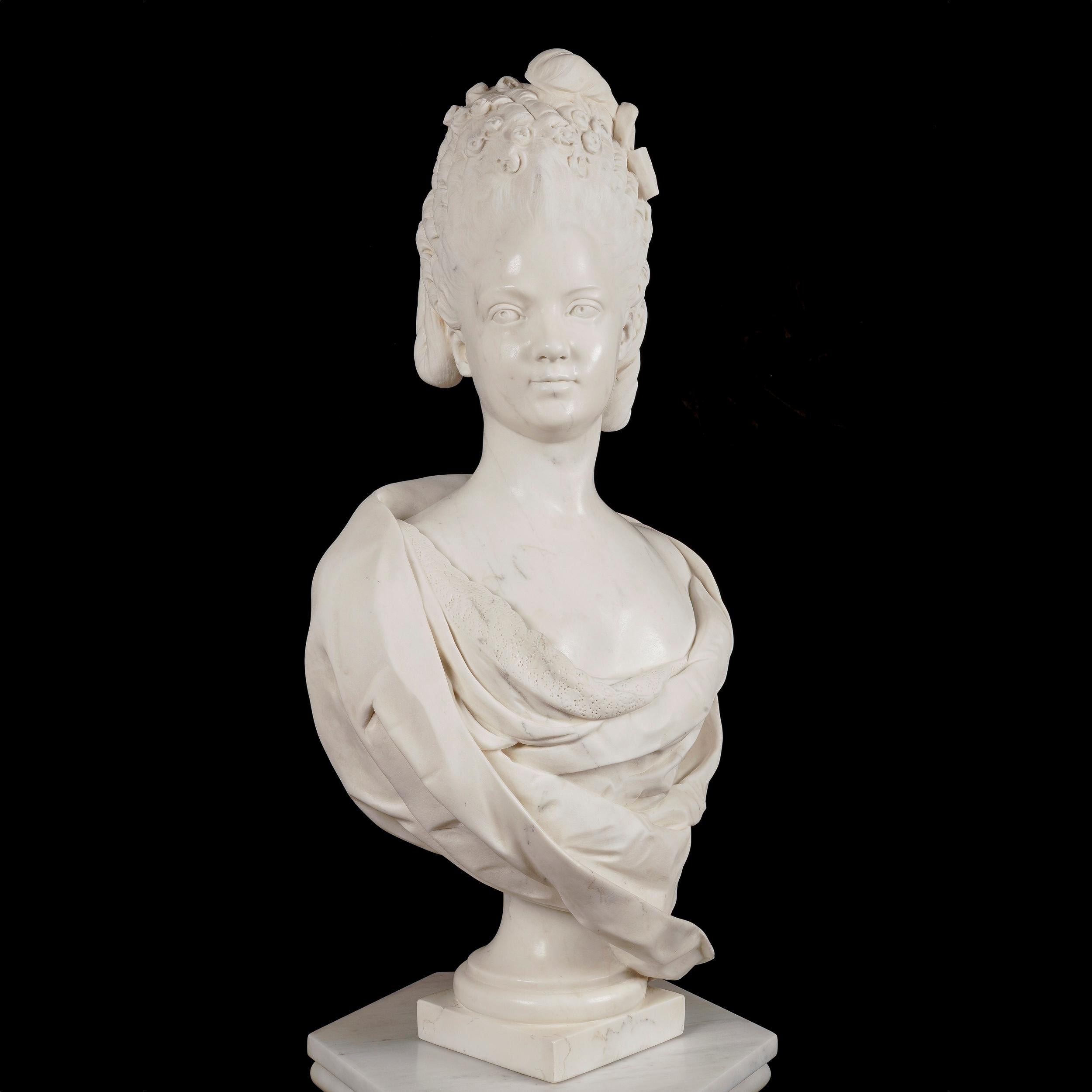 Français Paire de bustes en marbre du 19ème siècle représentant des figures royales françaises sur des piédestaux en marbre en vente