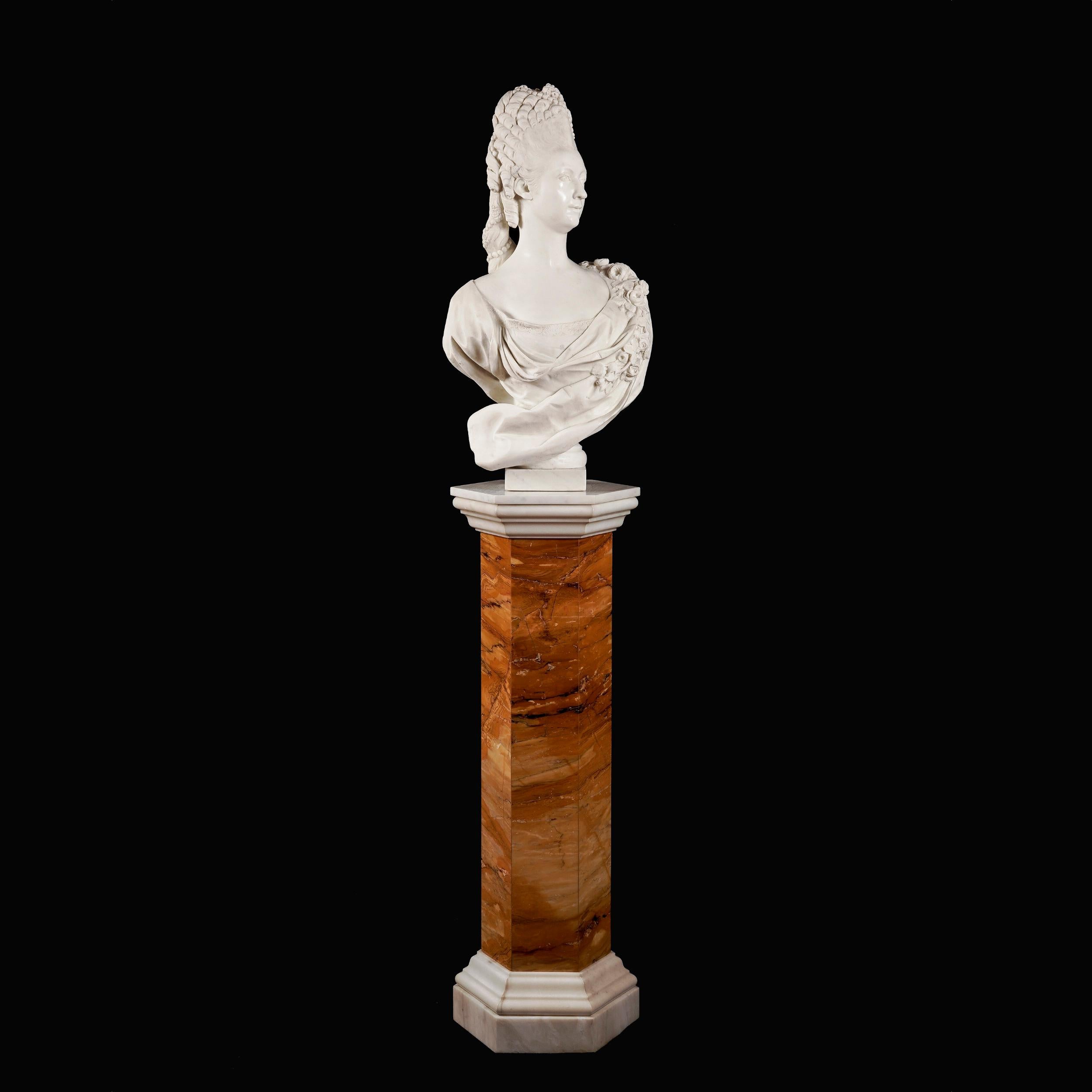 Paar Marmorbüsten mit französischen königlichen Figuren aus dem 19. Jahrhundert auf Marmorsockeln im Angebot 1