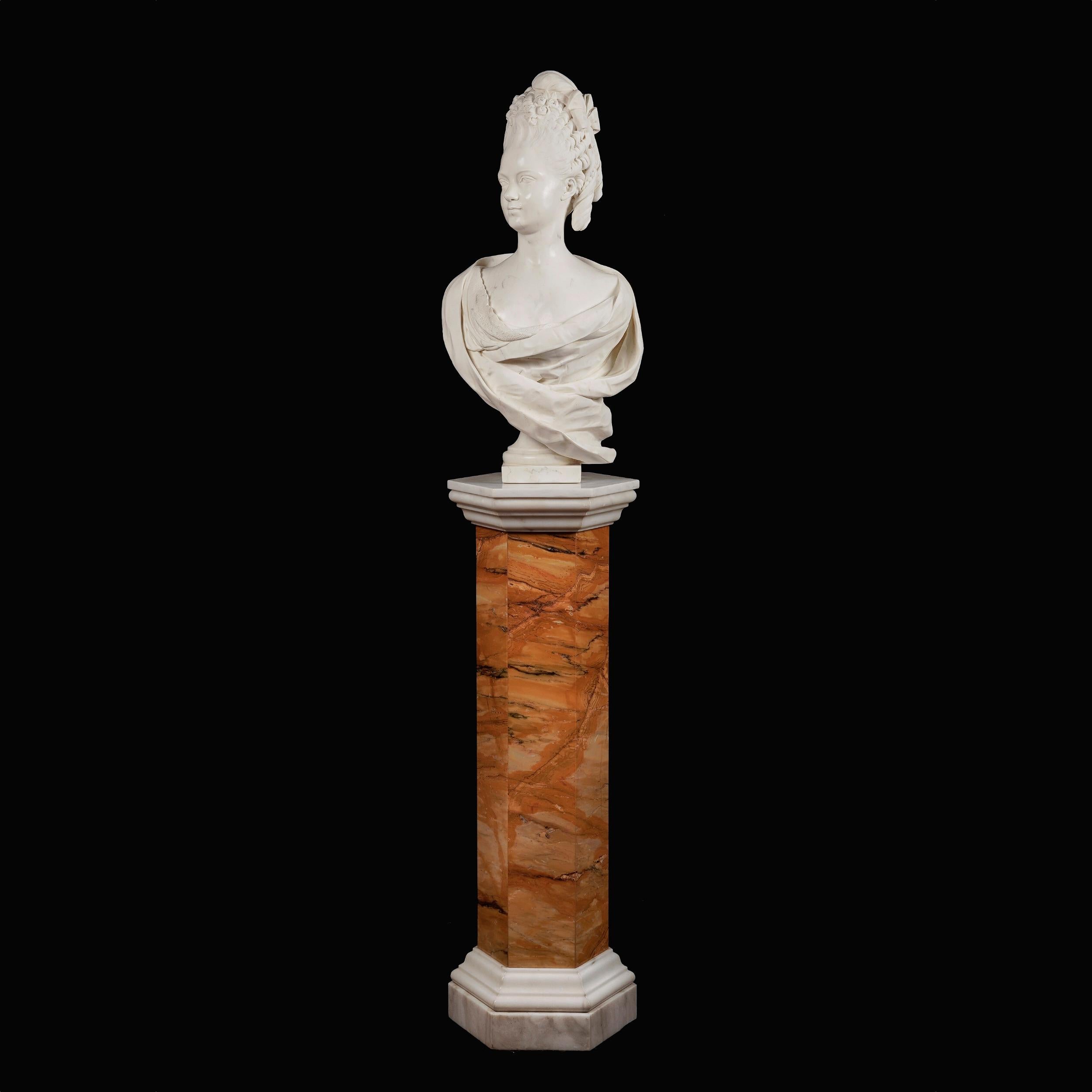 Marbre Paire de bustes en marbre du 19ème siècle représentant des figures royales françaises sur des piédestaux en marbre en vente