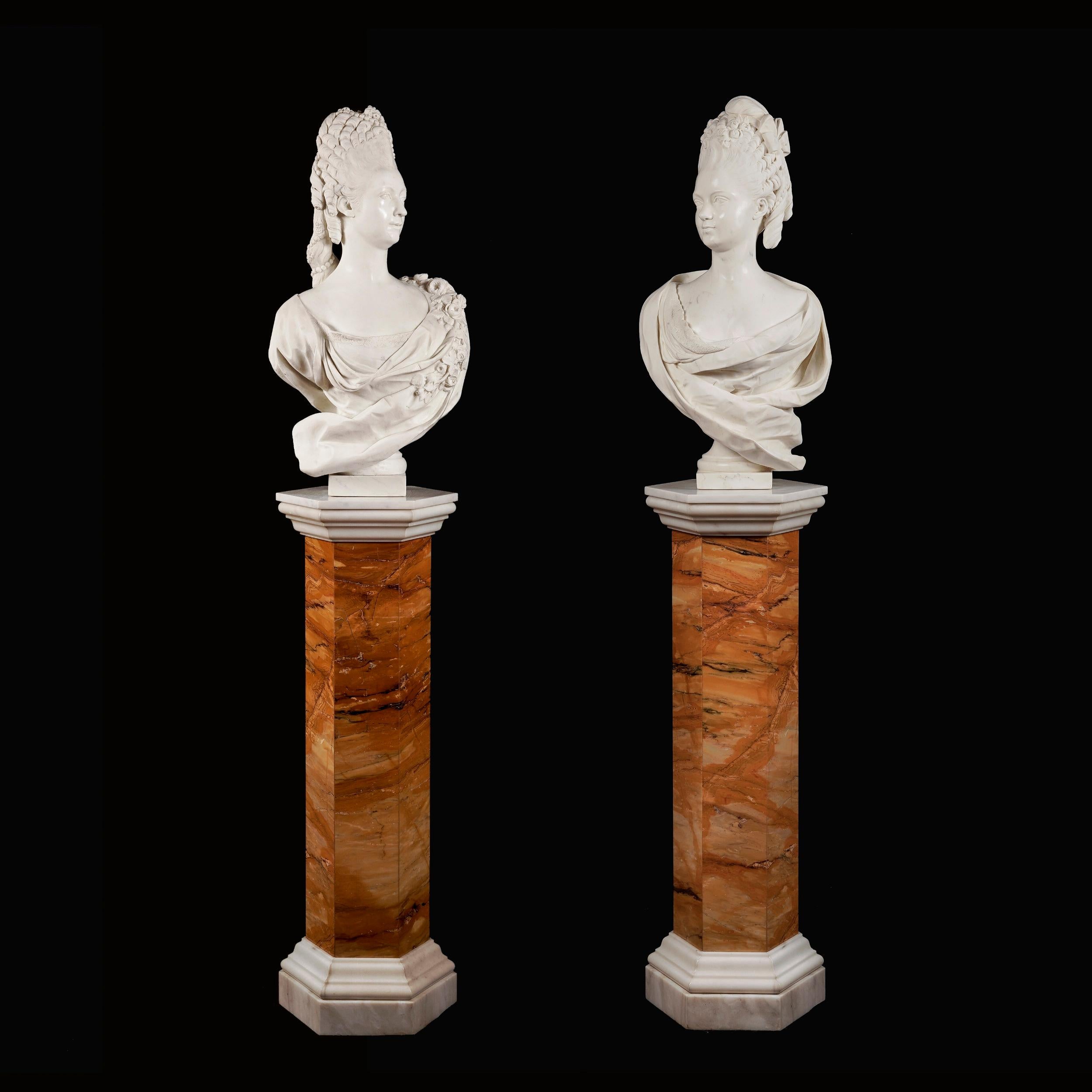 Paire de bustes en marbre du 19ème siècle représentant des figures royales françaises sur des piédestaux en marbre en vente 2
