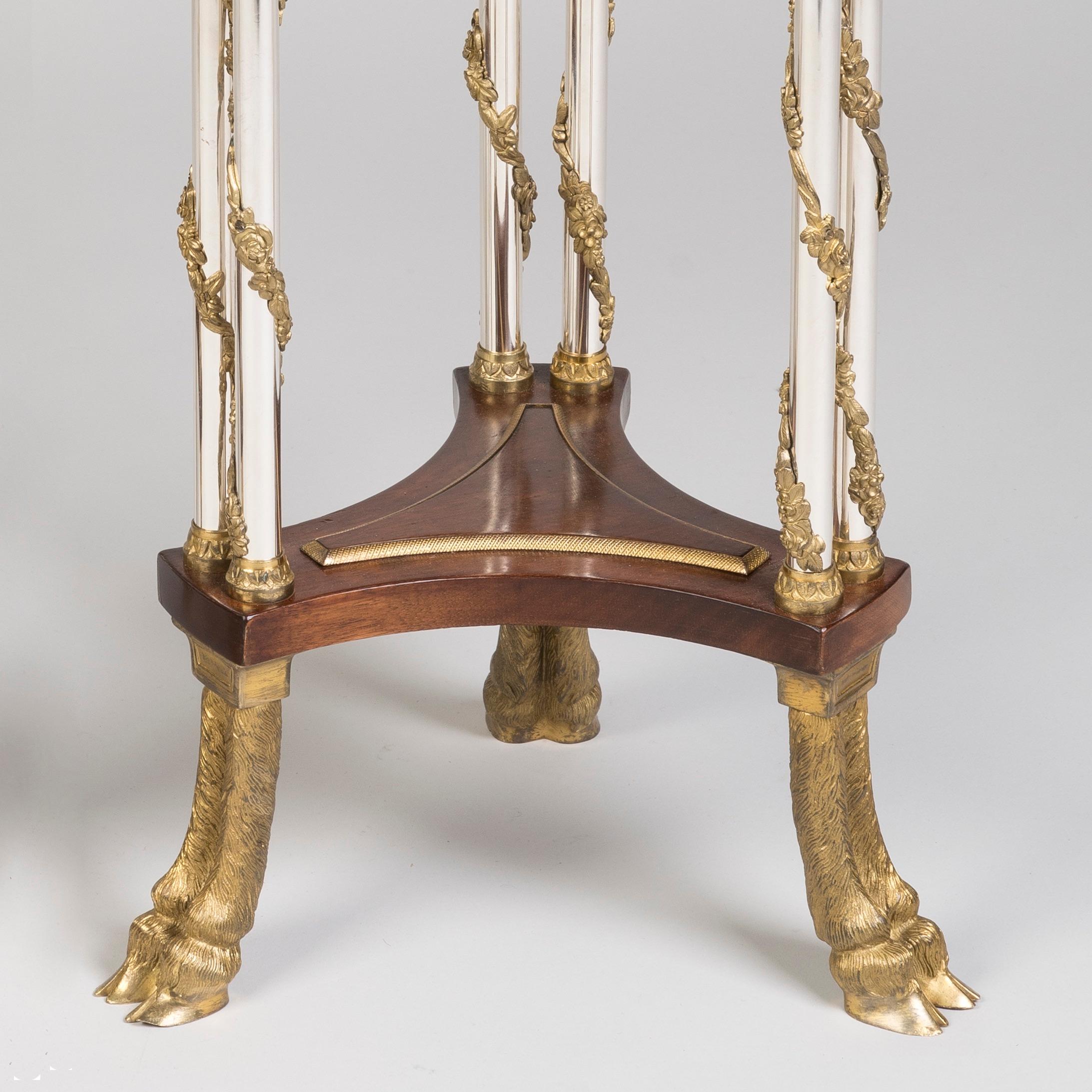 Français Paire de tables de Gueridon du XIXe siècle à plateau de marbre, bronze doré et argenté en vente