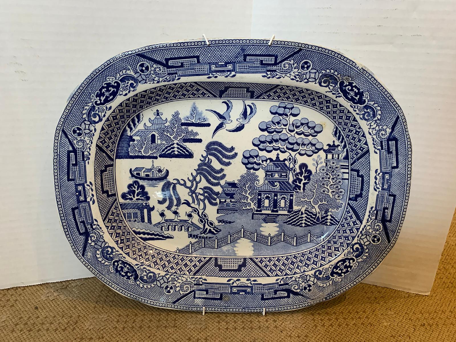 Ein Paar blaue, markierte englische Staffordshire-Perlenteller aus Weidenholz, 19. Jahrhundert 5