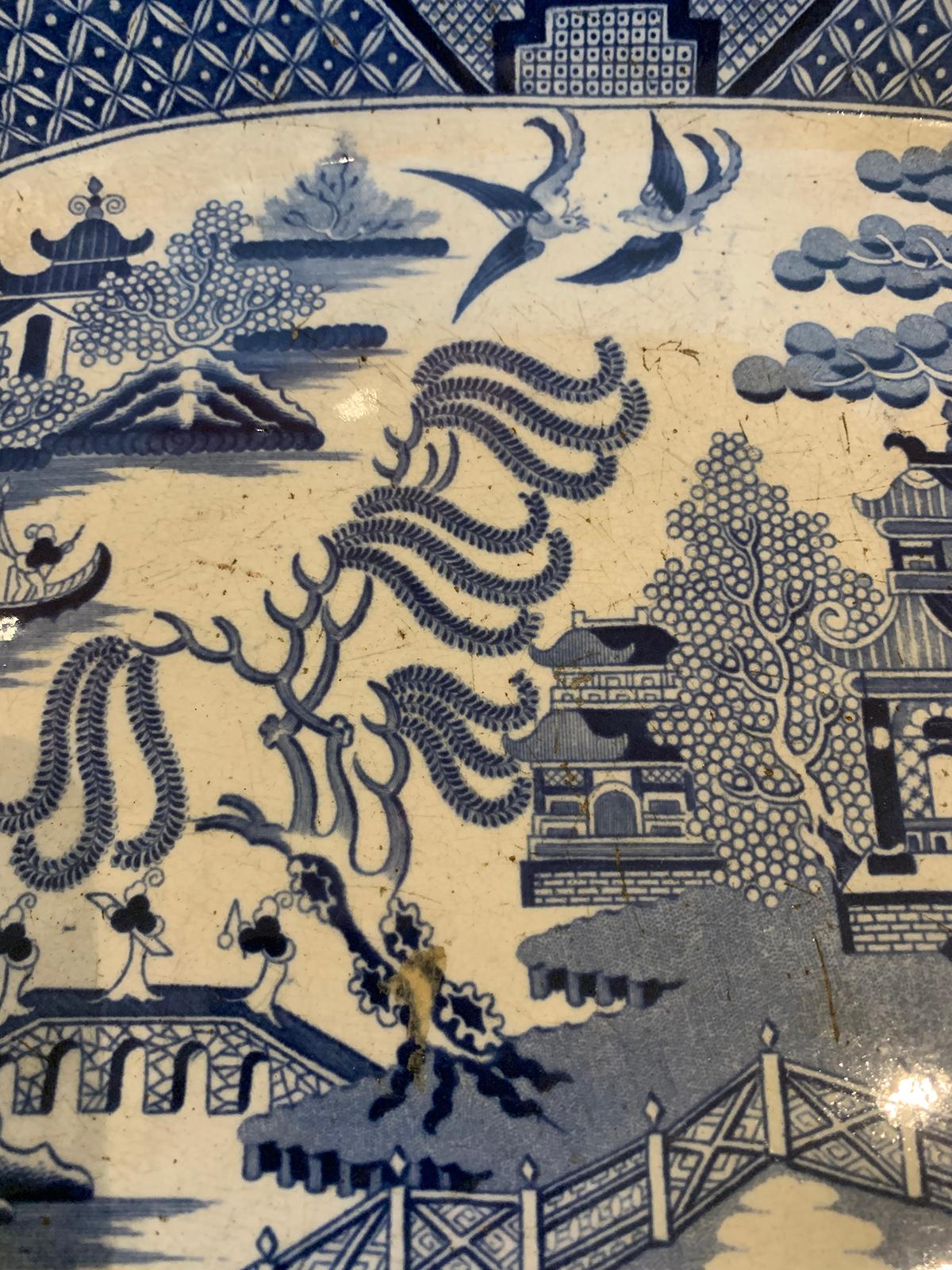 Ein Paar blaue, markierte englische Staffordshire-Perlenteller aus Weidenholz, 19. Jahrhundert 8