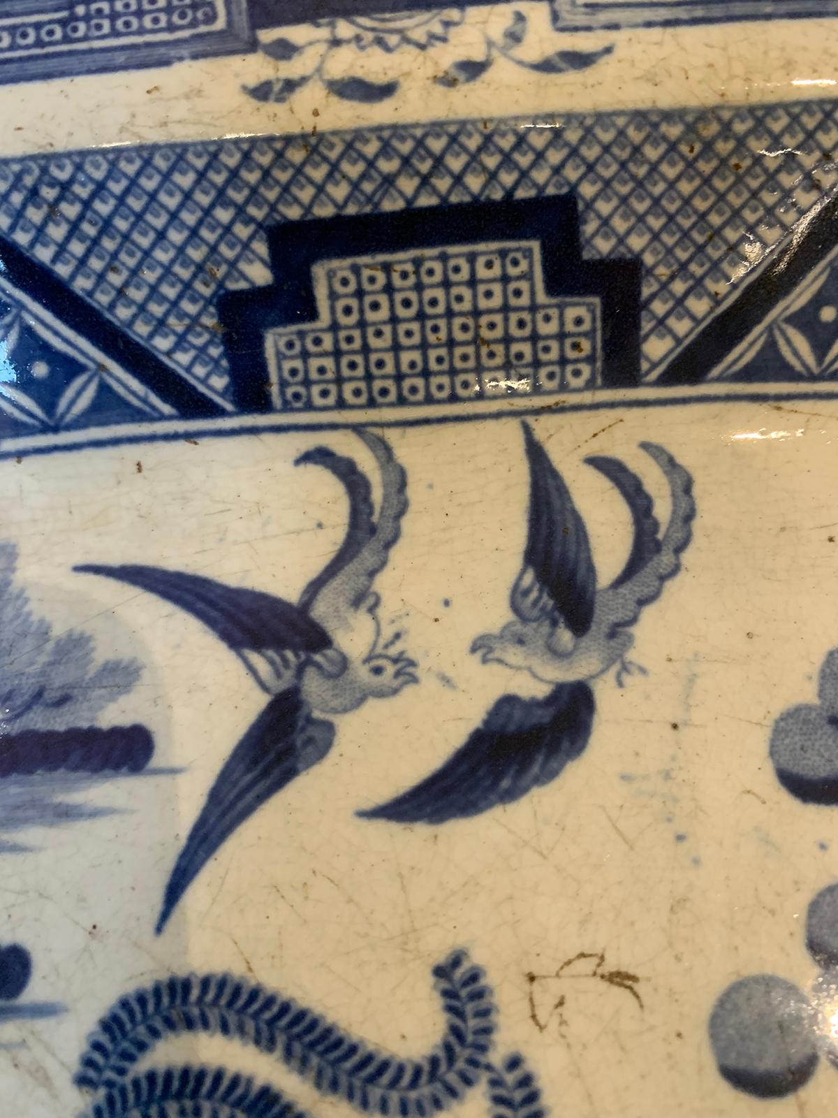Ein Paar blaue, markierte englische Staffordshire-Perlenteller aus Weidenholz, 19. Jahrhundert 2