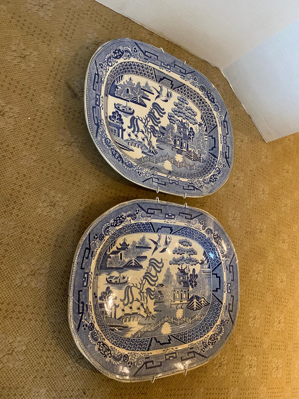 Ein Paar blaue, markierte englische Staffordshire-Perlenteller aus Weidenholz, 19. Jahrhundert 3
