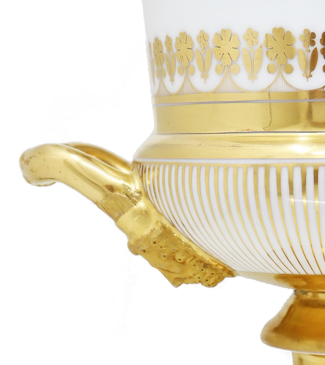 Paar Medici-Vasen aus dem 19. Jahrhundert, handbemaltes Porzellan im Angebot 2