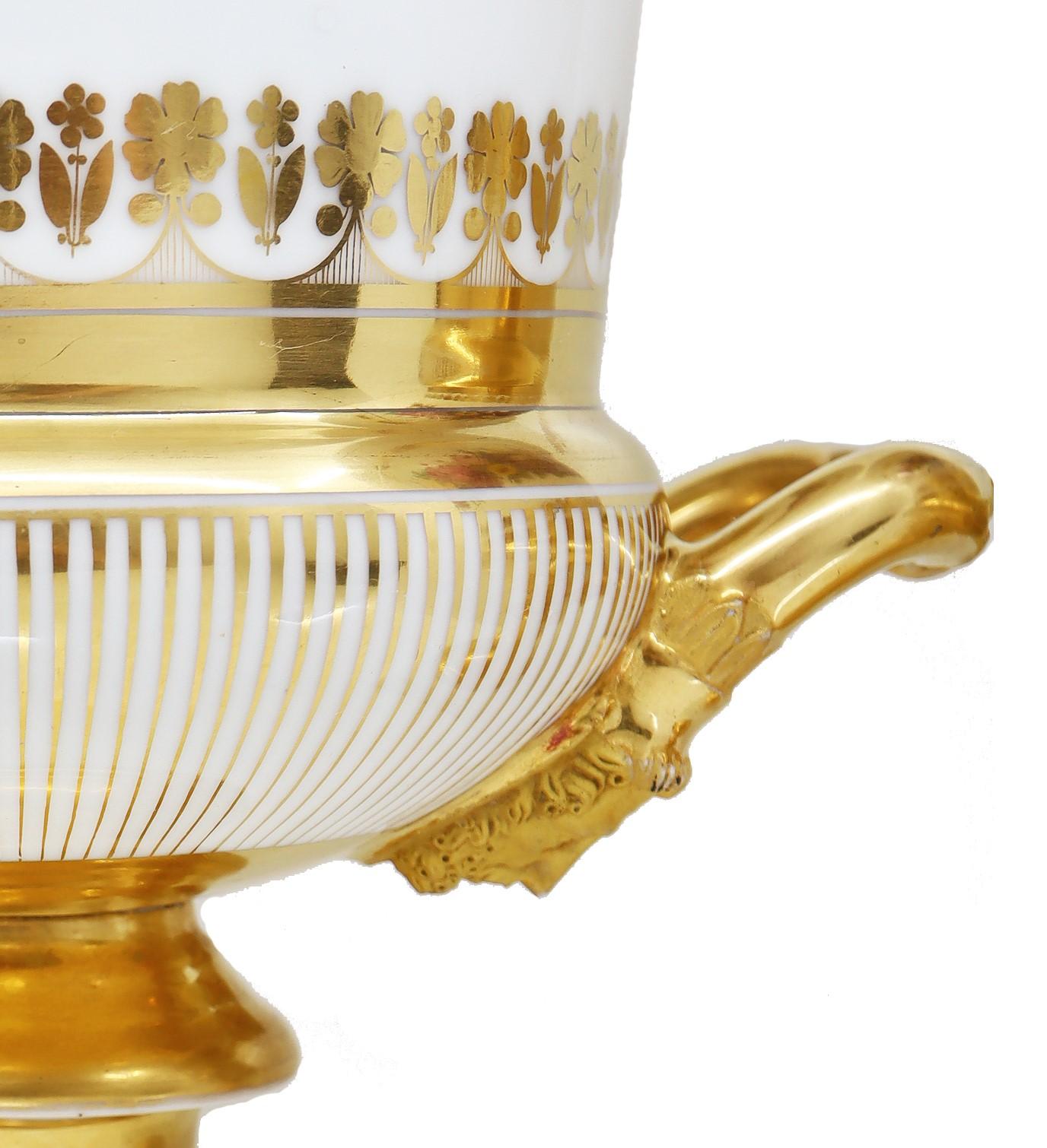 Paar Medici-Vasen aus dem 19. Jahrhundert, handbemaltes Porzellan im Angebot 3