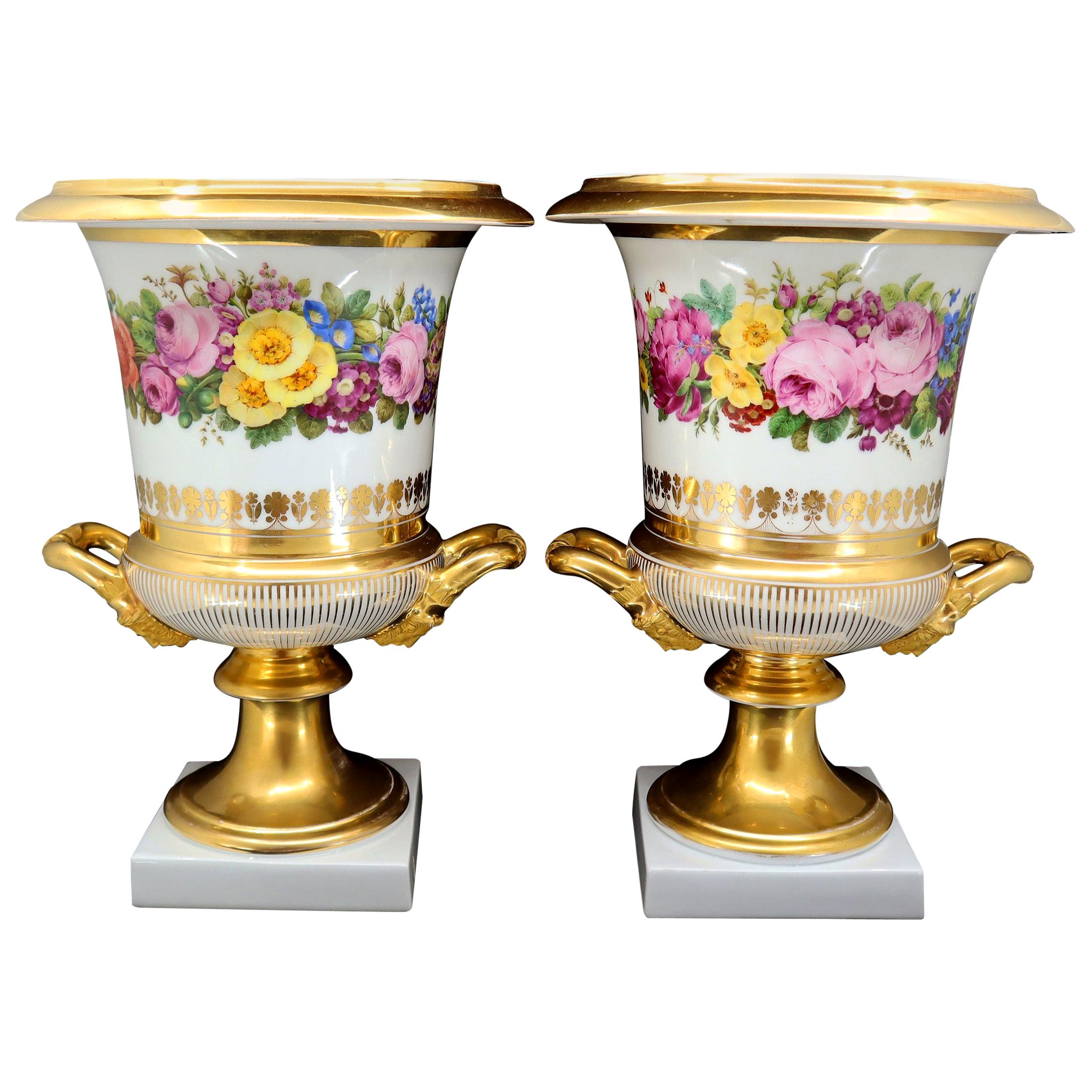 Paar Medici-Vasen aus dem 19. Jahrhundert, handbemaltes Porzellan im Angebot
