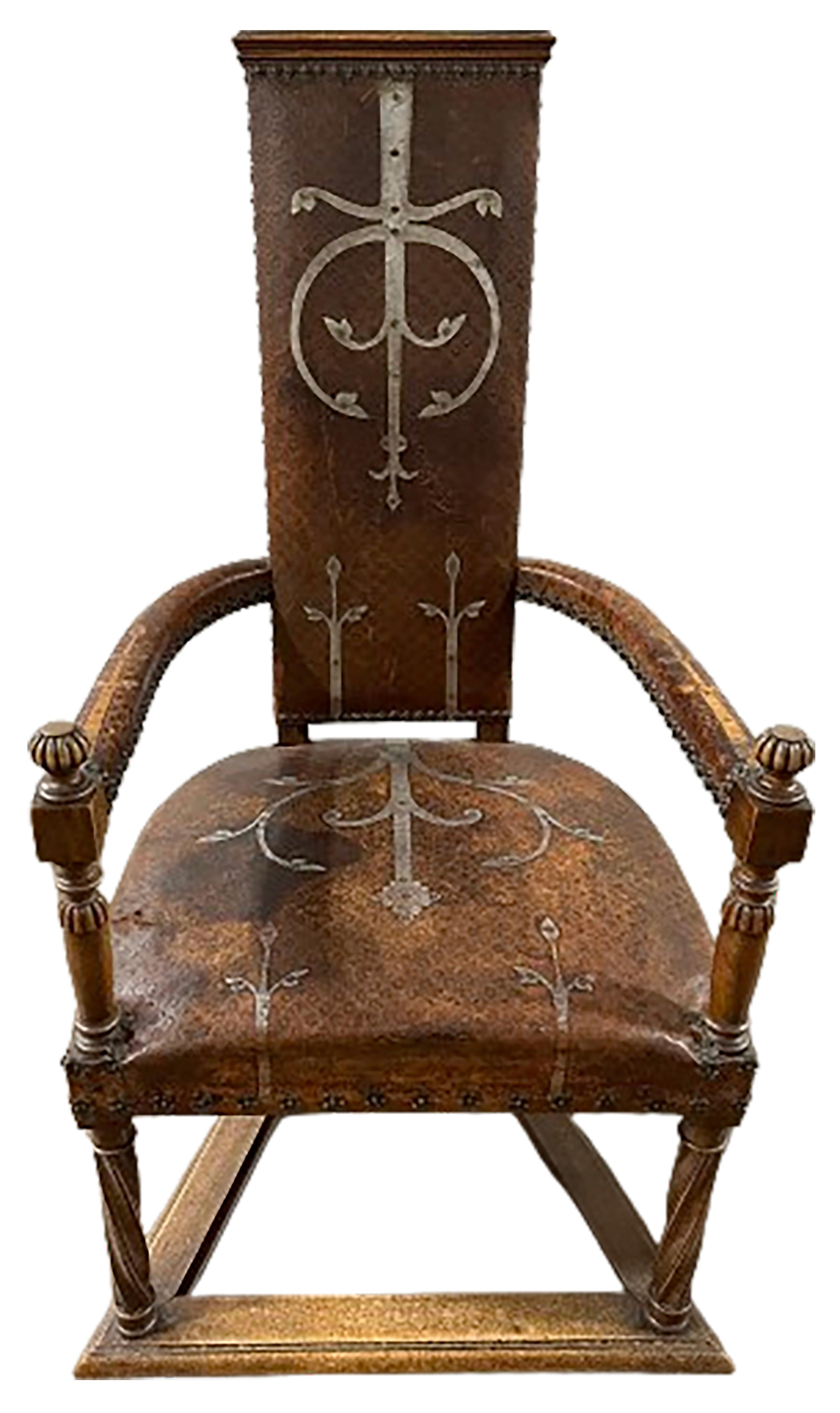 Paire de fauteuils espagnols de style médiéval du 19ème siècle en cuir clouté en vente 3