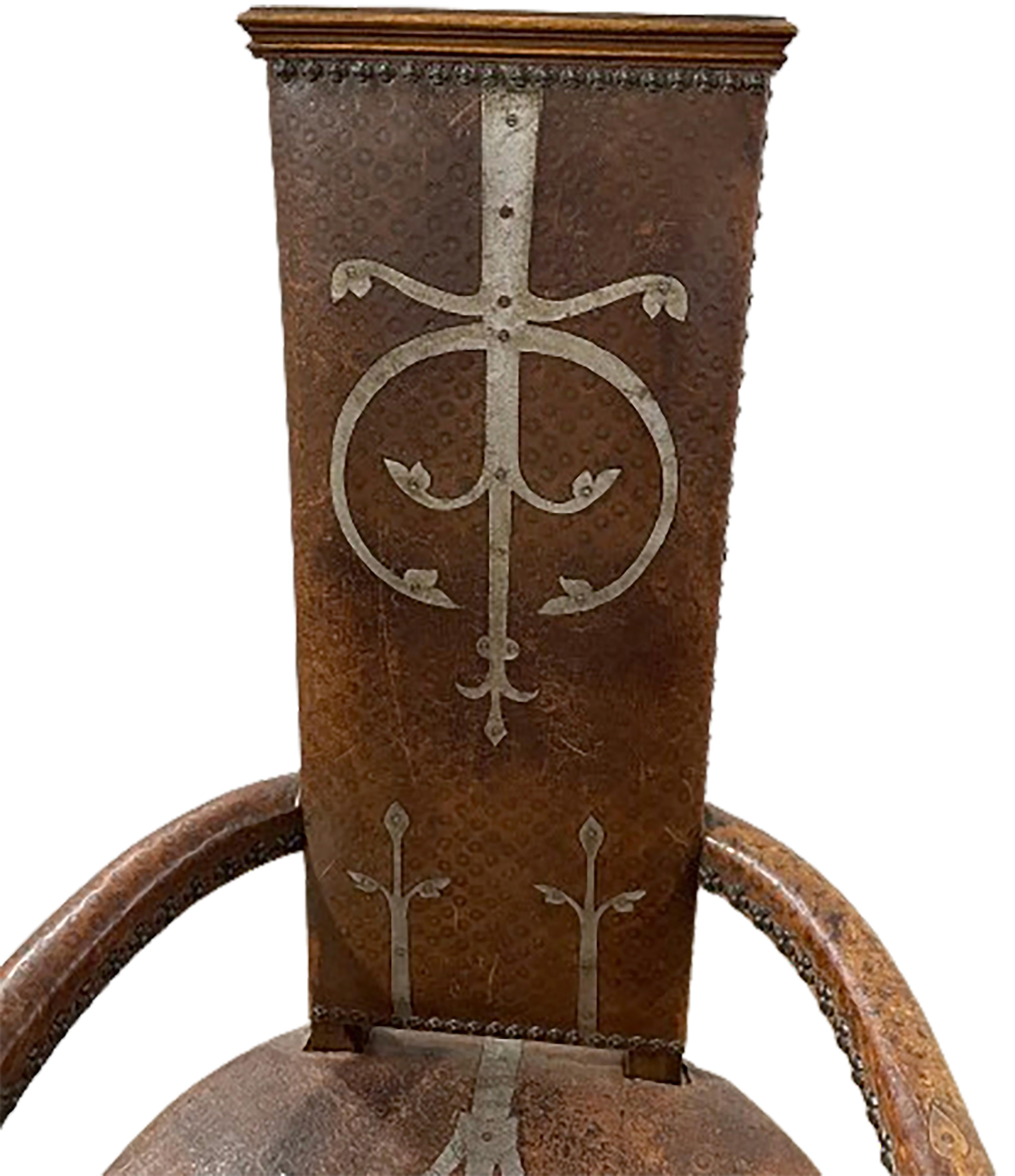Paire de fauteuils espagnols de style médiéval du 19ème siècle en cuir clouté en vente 4