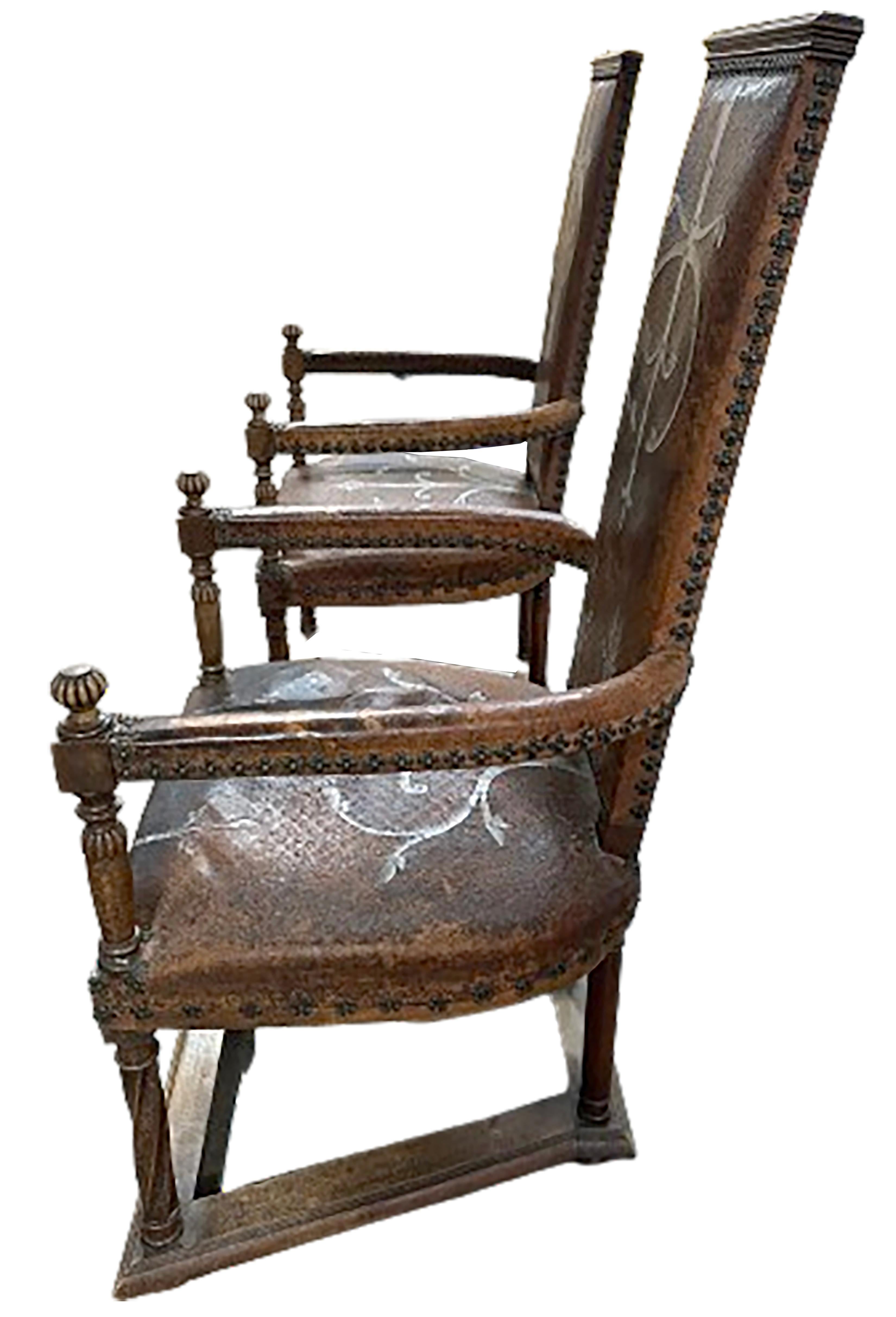 Espagnol Paire de fauteuils espagnols de style médiéval du 19ème siècle en cuir clouté en vente