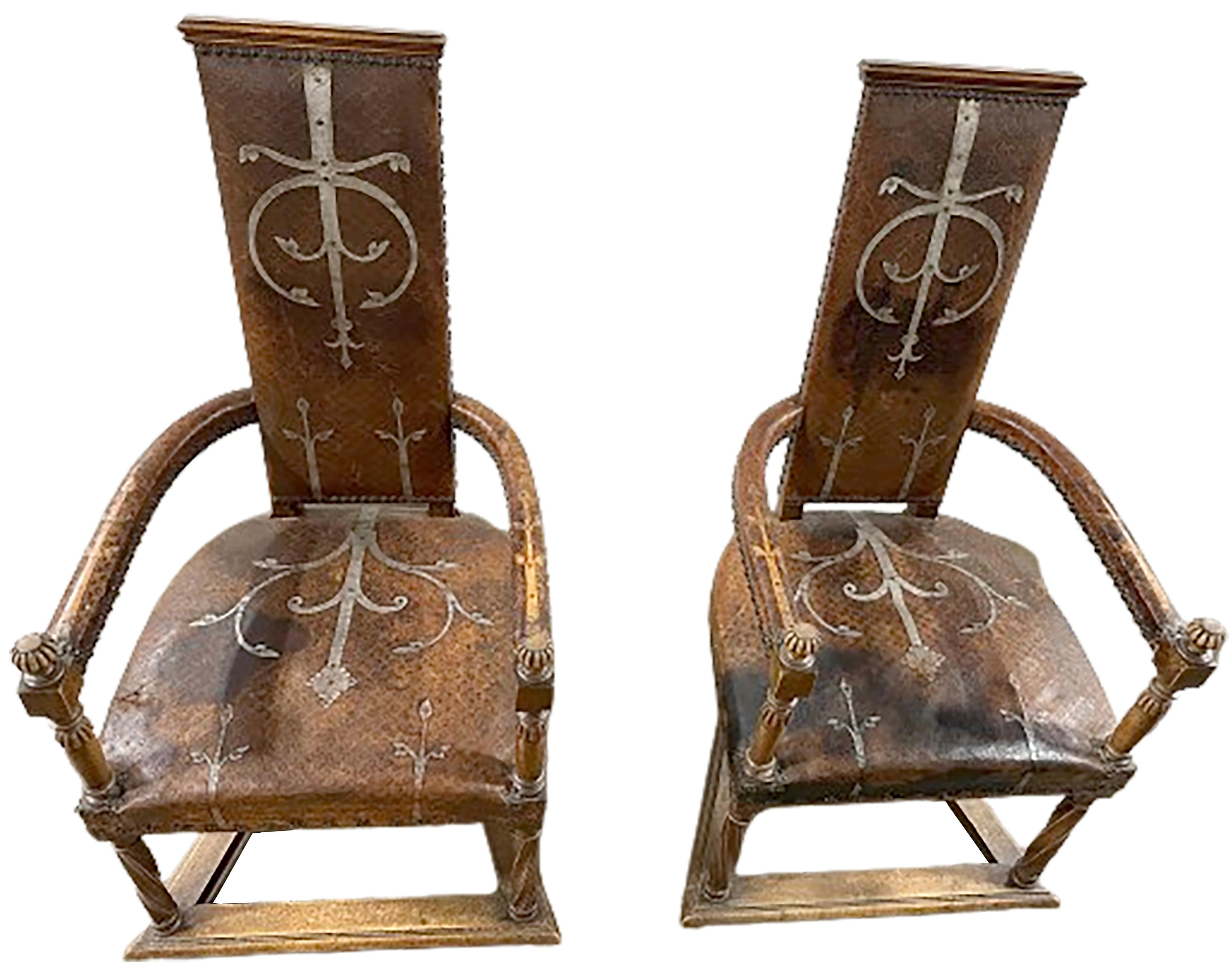Paire de fauteuils espagnols de style médiéval du 19ème siècle en cuir clouté Bon état - En vente à Dallas, TX