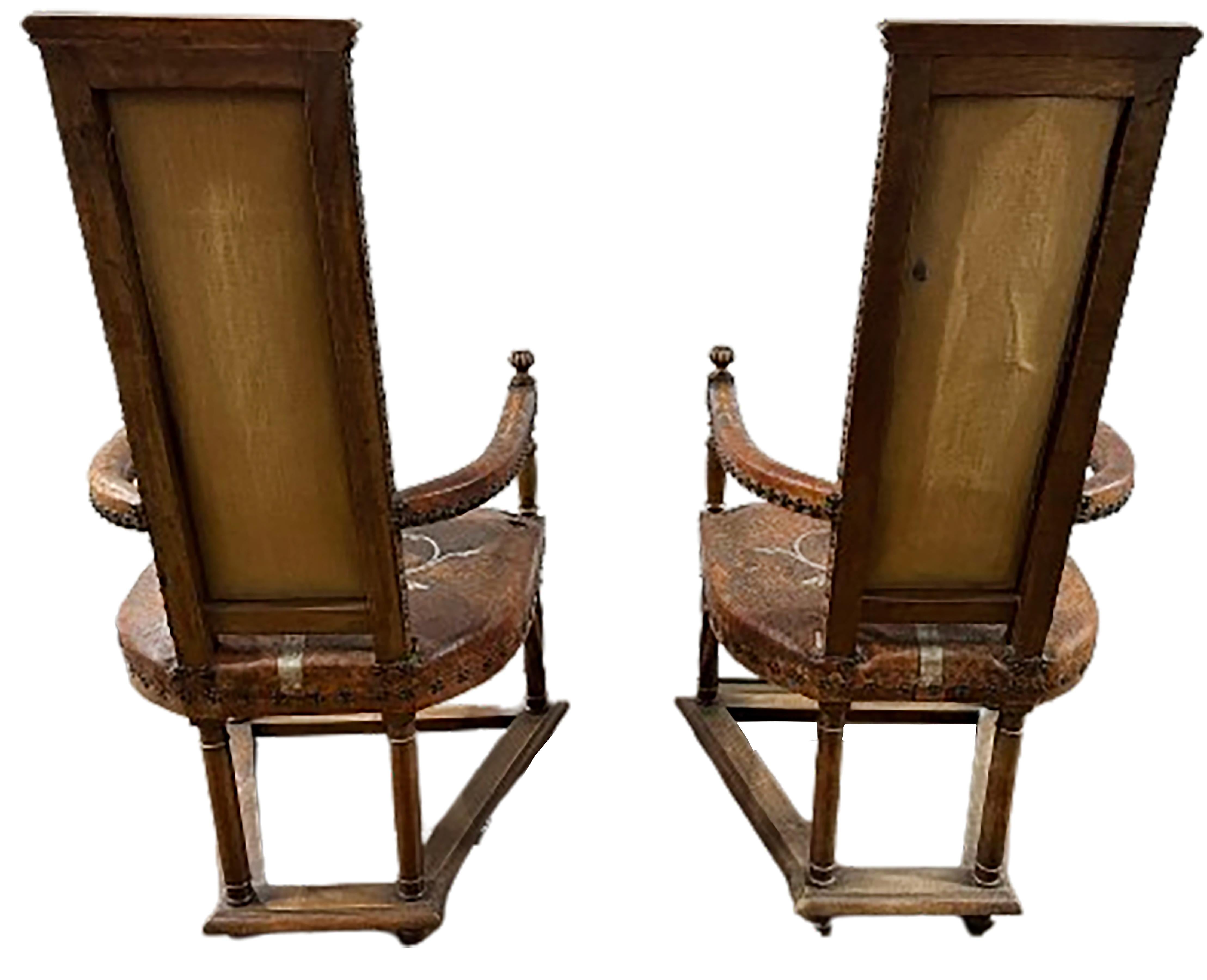 XIXe siècle Paire de fauteuils espagnols de style médiéval du 19ème siècle en cuir clouté en vente