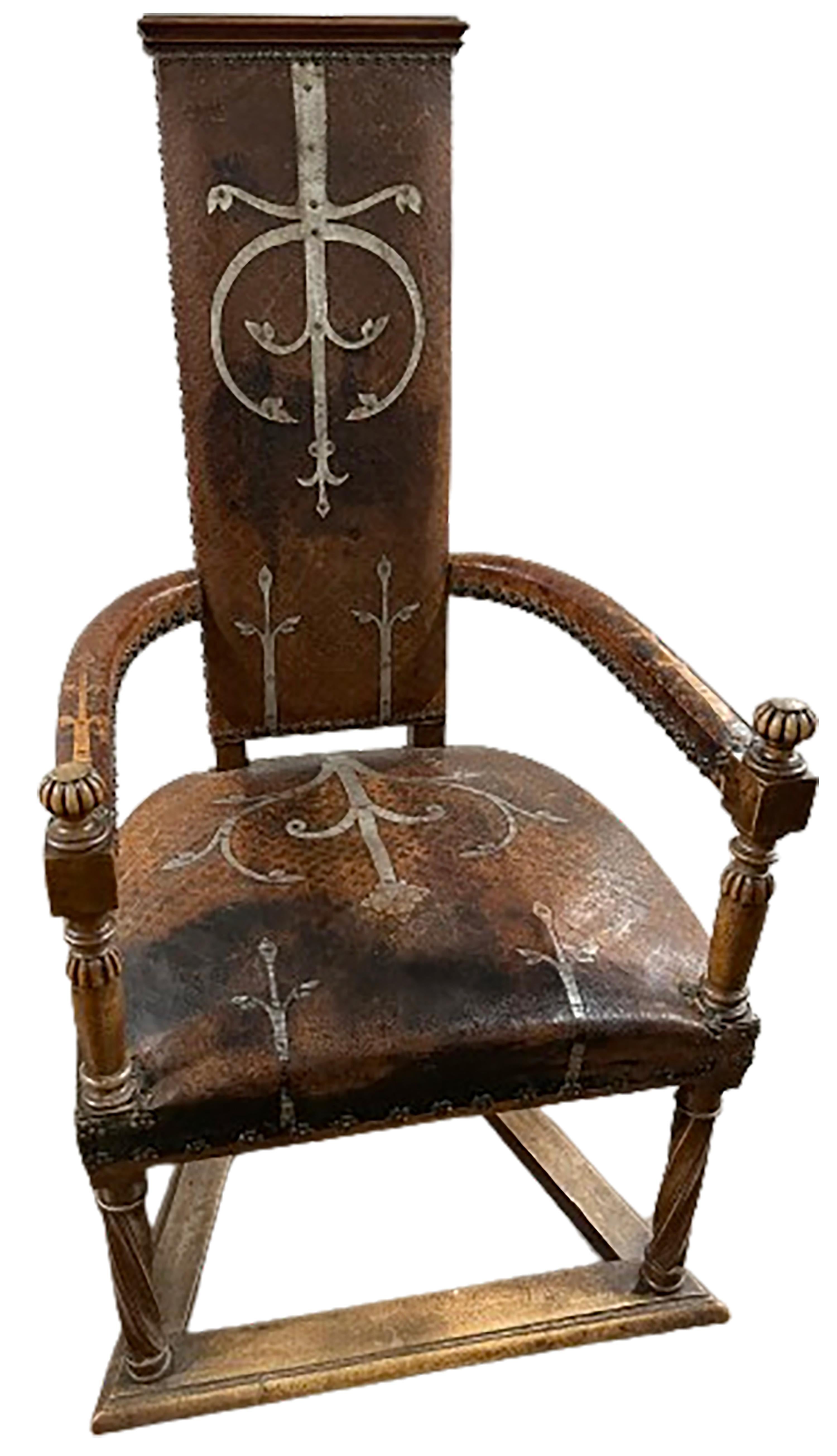 Paire de fauteuils espagnols de style médiéval du 19ème siècle en cuir clouté en vente 2