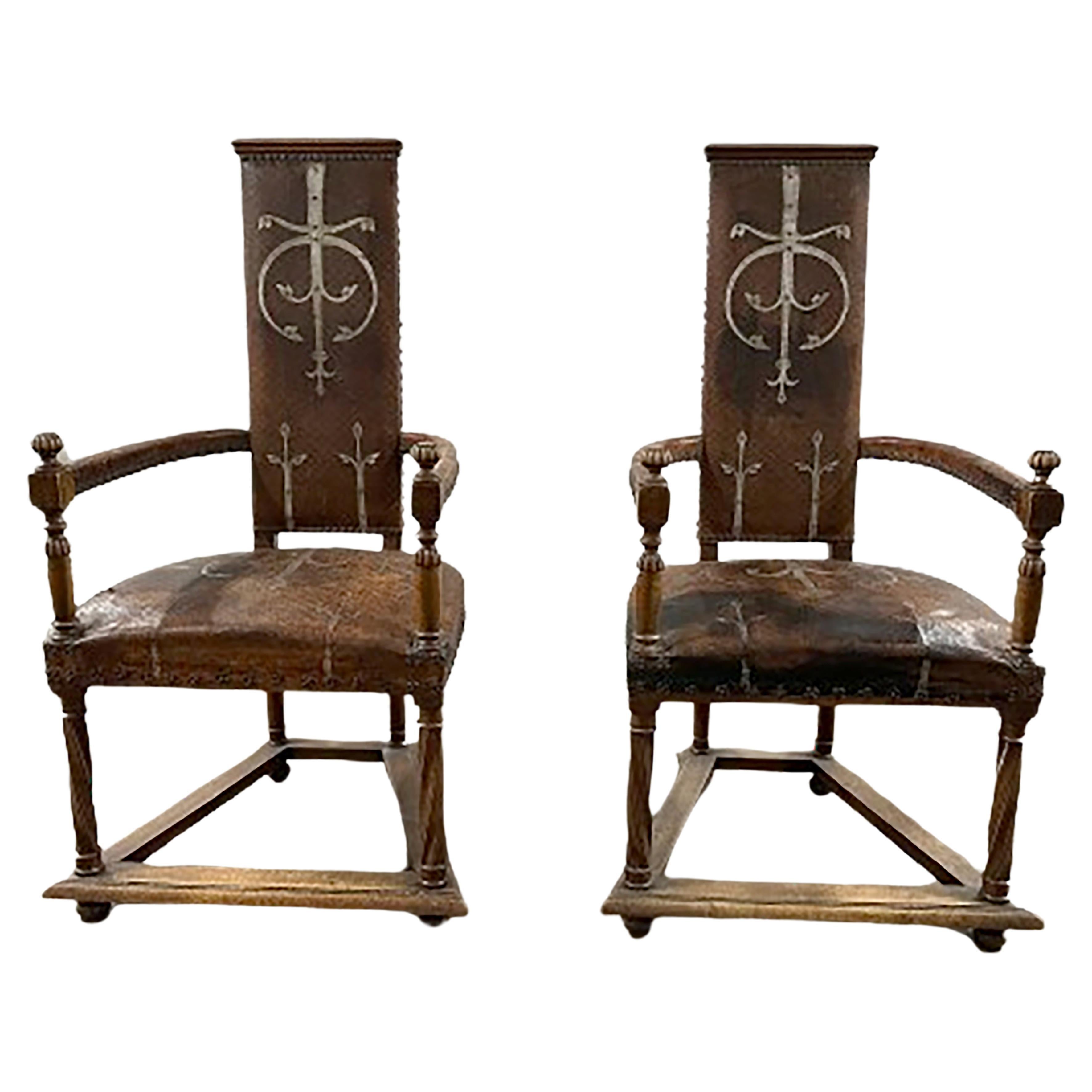 Paire de fauteuils espagnols de style médiéval du 19ème siècle en cuir clouté en vente