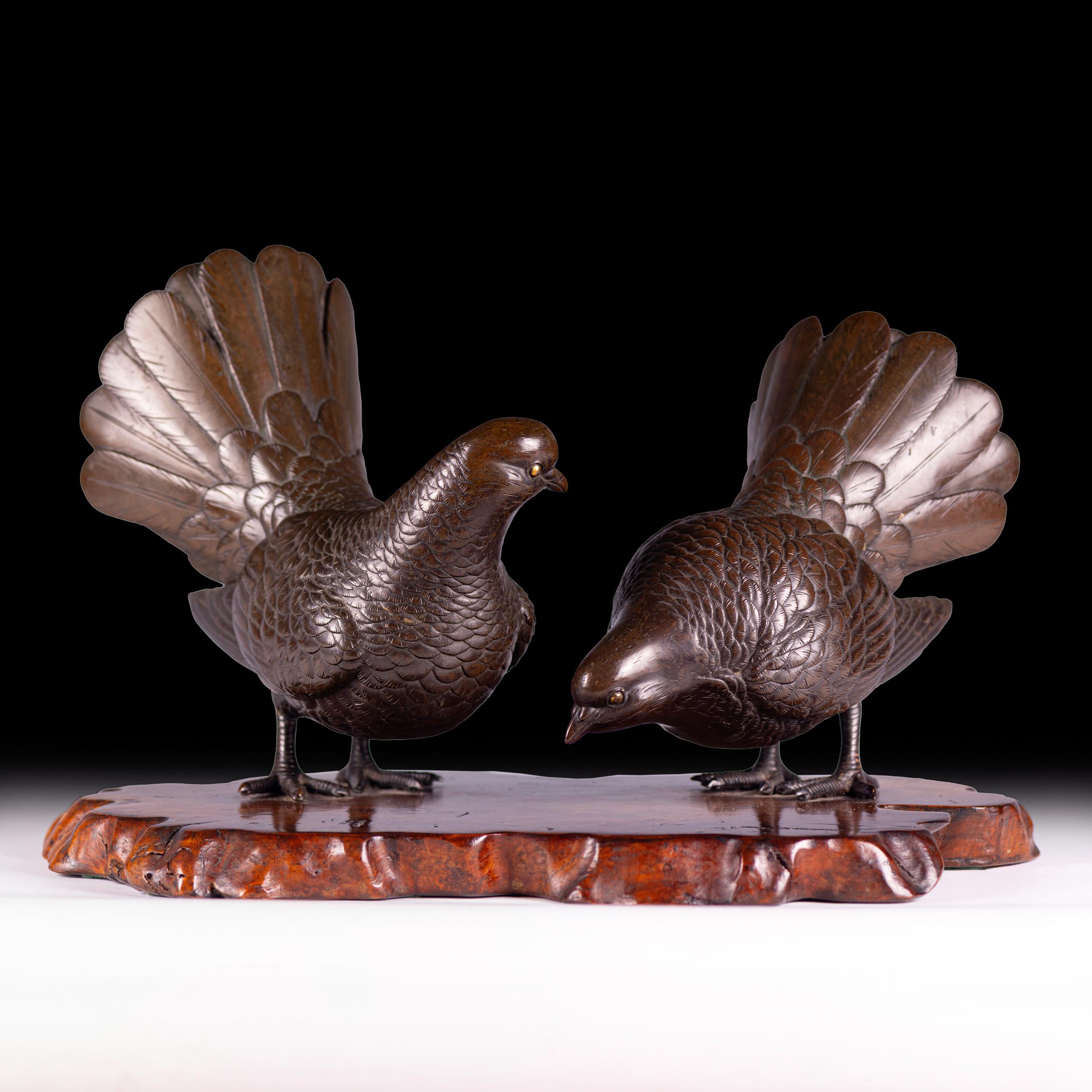 Bellissima coppia di pernici a ventaglio in bronzo giapponese del XIX secolo del periodo Meiji, su una base di legno sagomata.

Circa 1900

Giappone

H. H.: 9