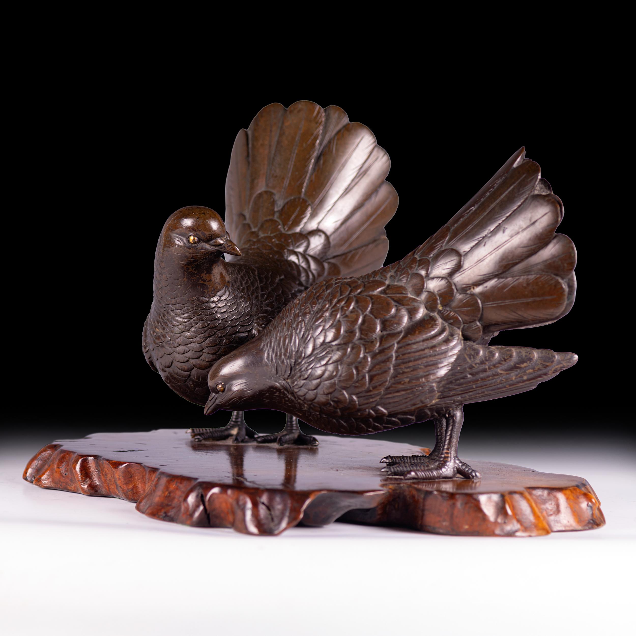 Giapponese Coppia di pernici giapponesi in bronzo del XIX secolo del periodo Meiji su base di legno duro in vendita