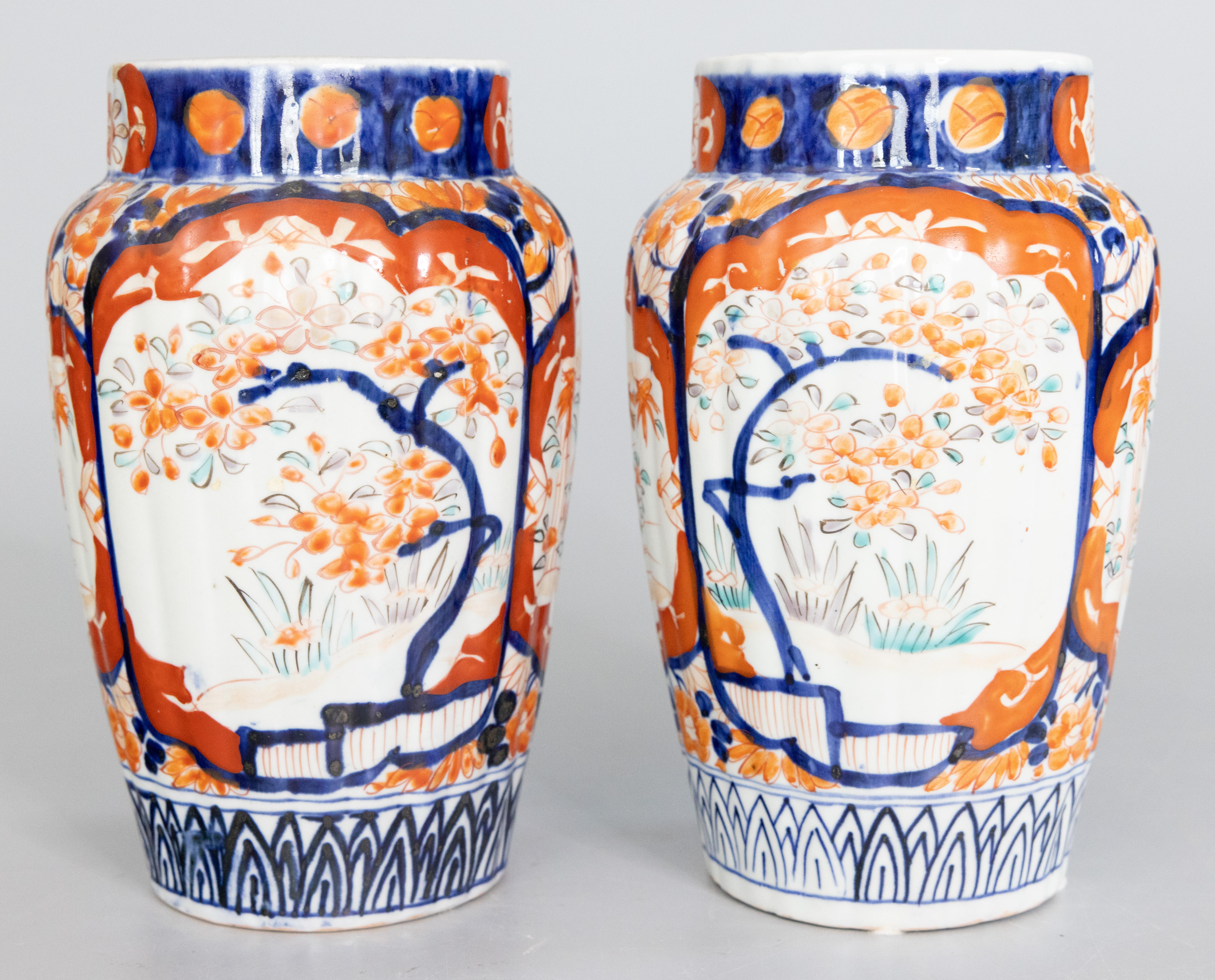 Una splendida coppia di antichi vasi Imari giapponesi del XIX secolo realizzati nel periodo Meiji, circa 1870. Questi pregiati vasi hanno una bella forma lobata e un disegno floreale dipinto a mano nei tradizionali colori Imari. Sono bellissimi da