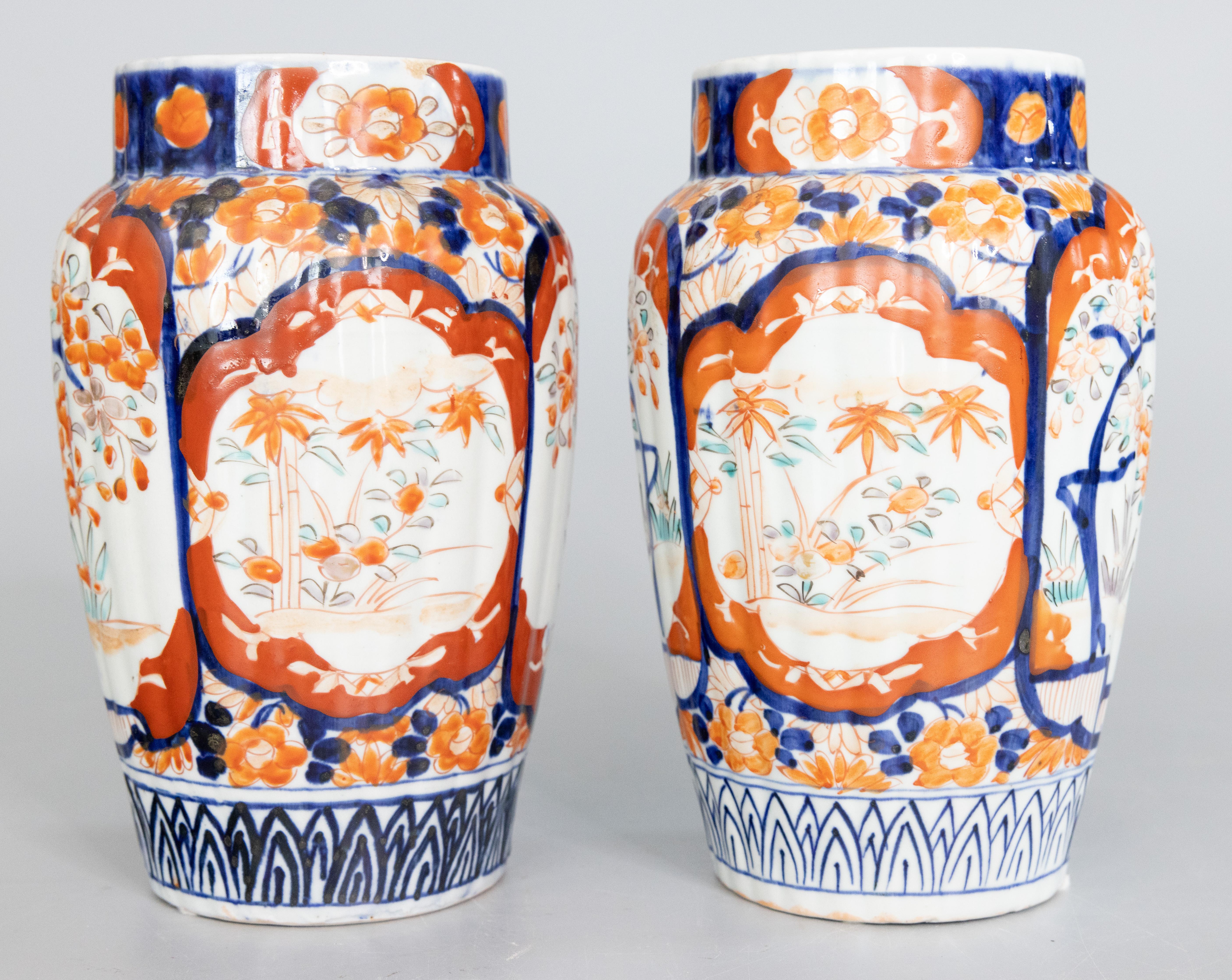 Giapponese Coppia di vasi in porcellana Imari Porcelain giapponese del XIX secolo del periodo Meiji in vendita