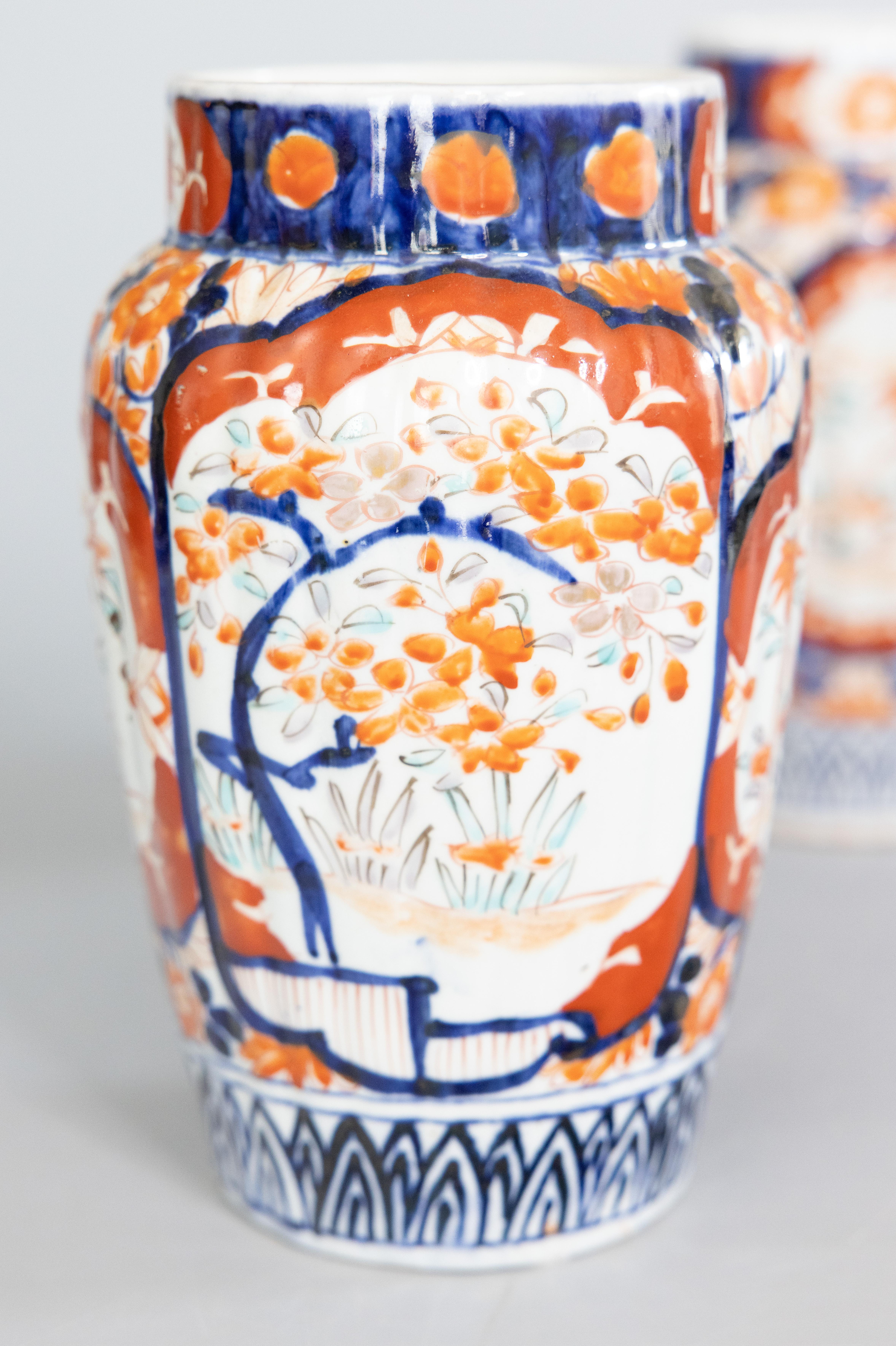 Coppia di vasi in porcellana Imari Porcelain giapponese del XIX secolo del periodo Meiji In condizioni buone in vendita a Pearland, TX