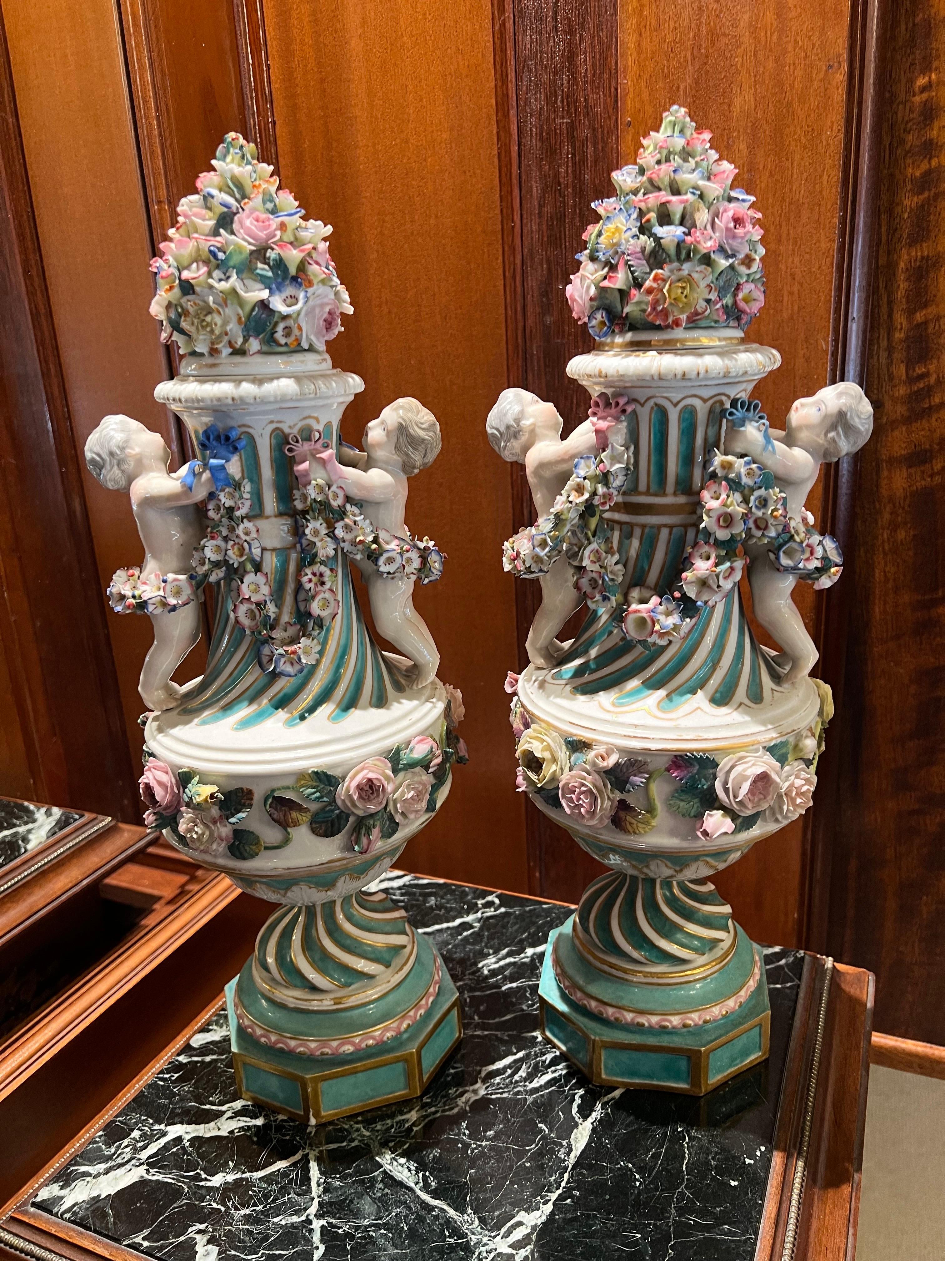 Pareja de jarrones con cubierta de porcelana dorada de Meissen del siglo XIX en venta 4