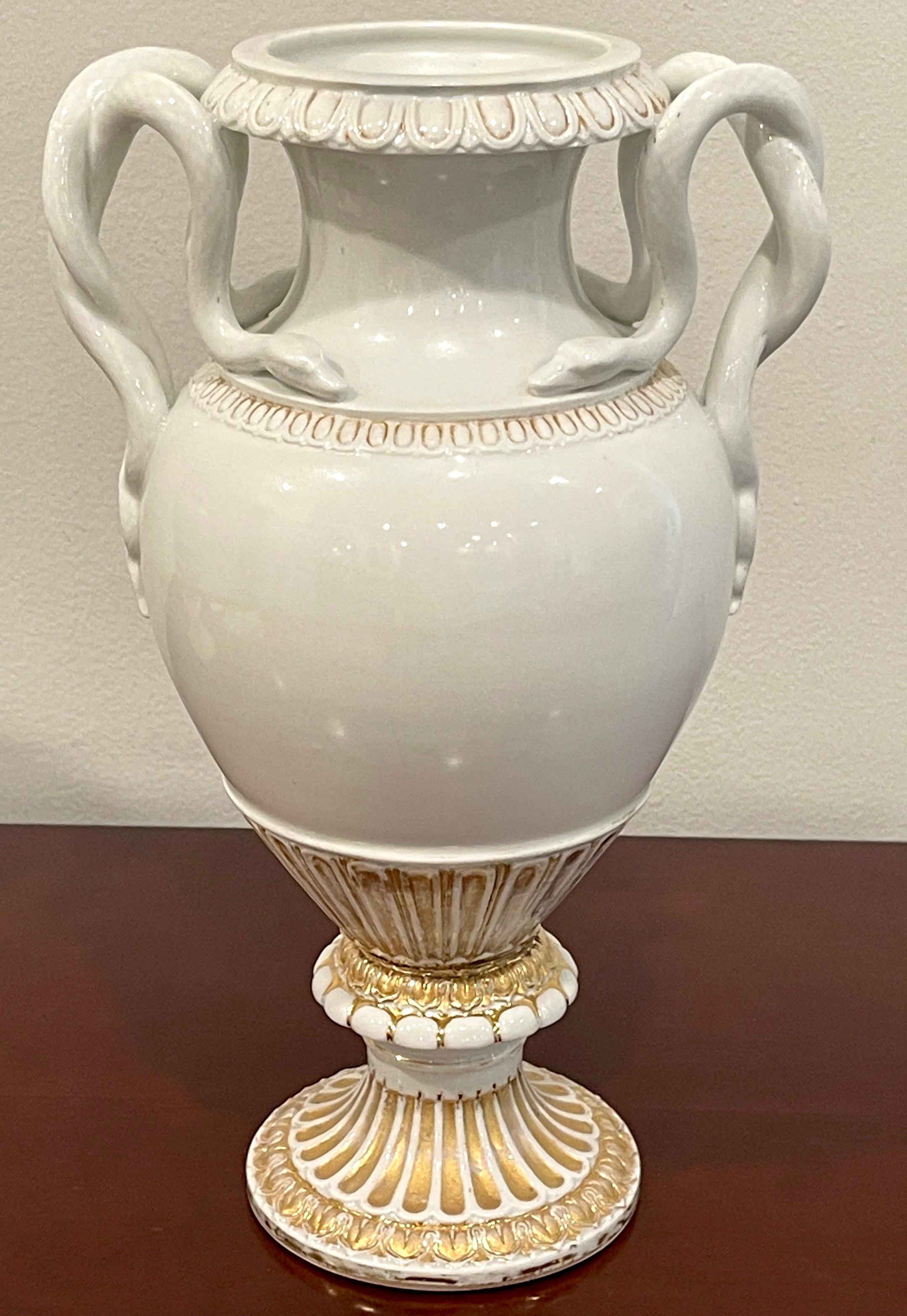 Paire de vases néoclassiques à poignée serpentine en or et blanc de Meissen du 19ème siècle en vente 2