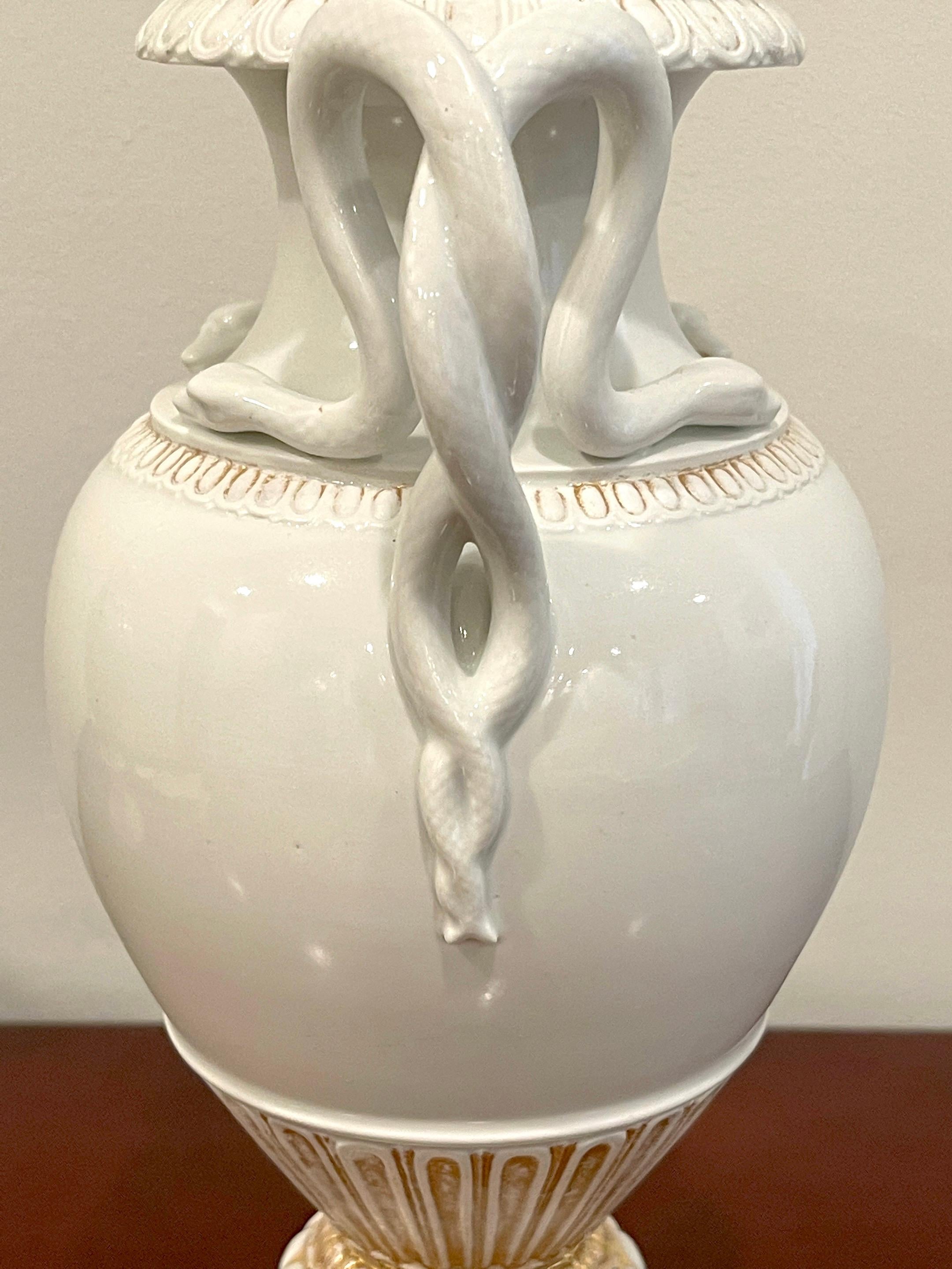 Coppia di vasi neoclassici Meissen oro e bianco del XIX secolo con manico di serpente in vendita 4